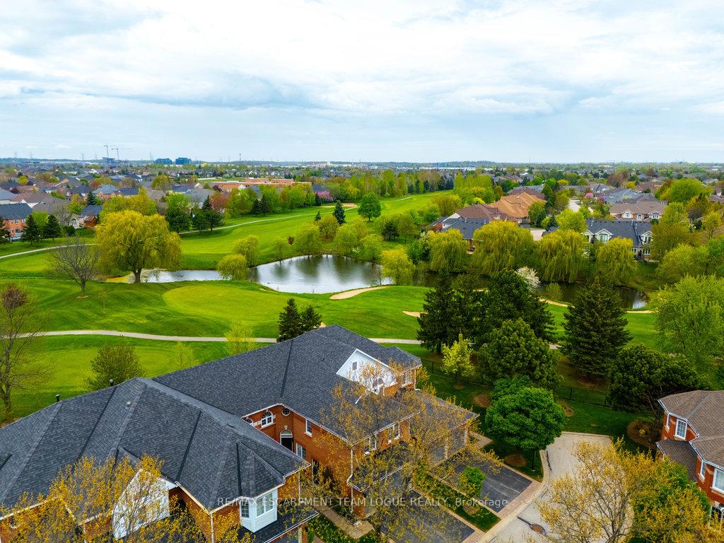4 Bedrooms Condo at 2145 Country Club, Burlington For sale