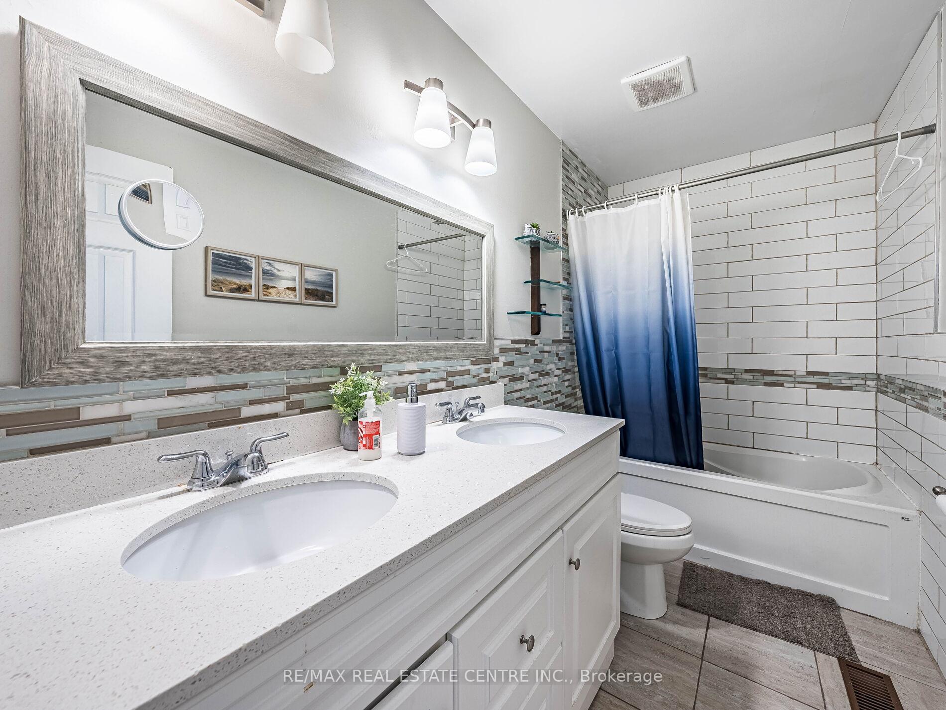 5 Bedrooms Condo at 34 San Roberto, Toronto For sale