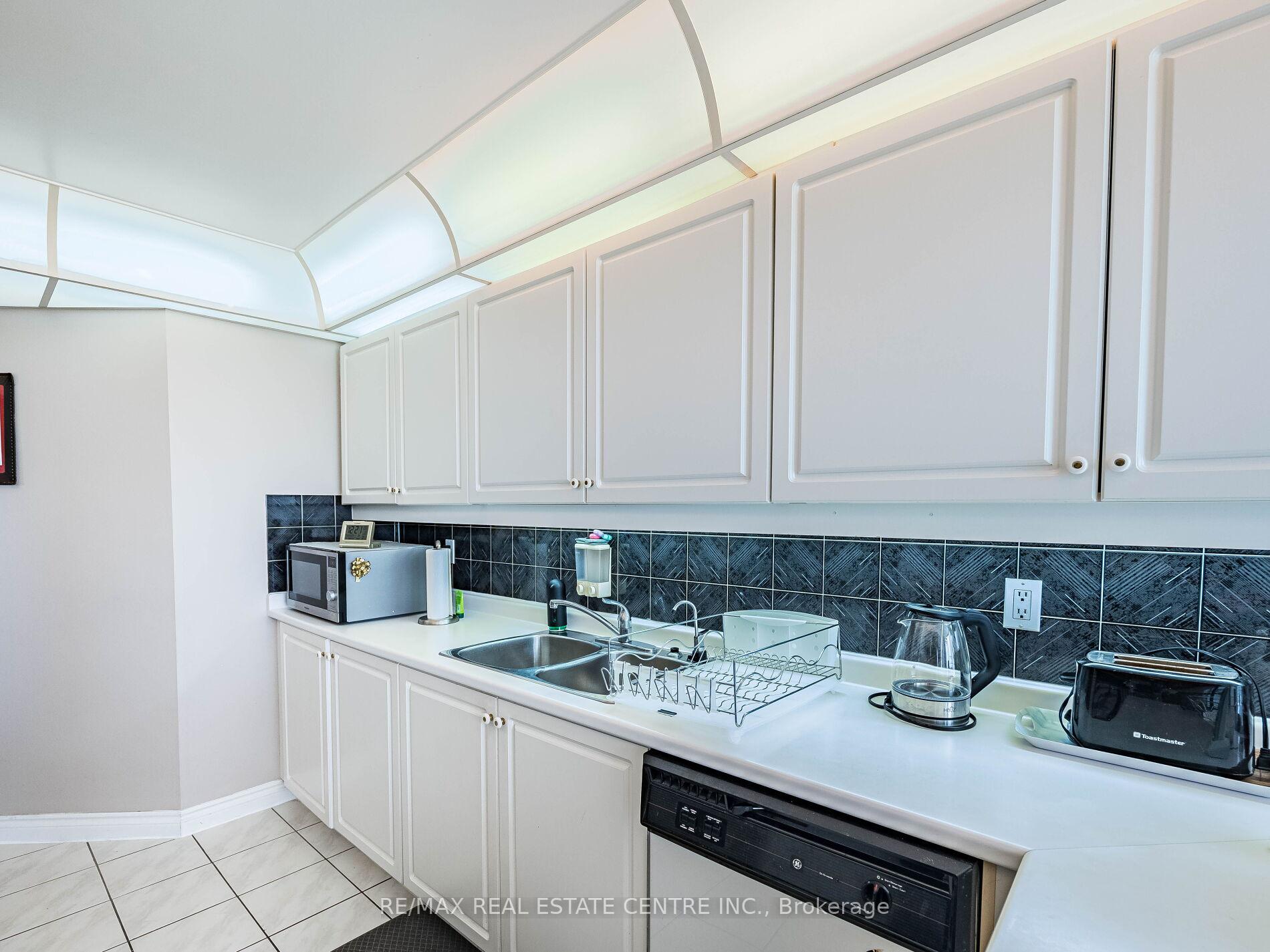 3 Bedrooms Condo at 168 Bonis, Toronto For sale