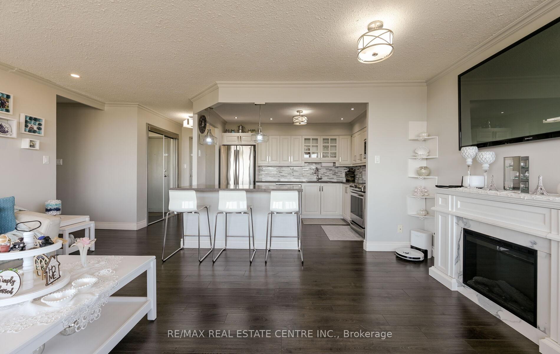 3 Bedrooms Condo at 200 Robert Speck, Mississauga For sale