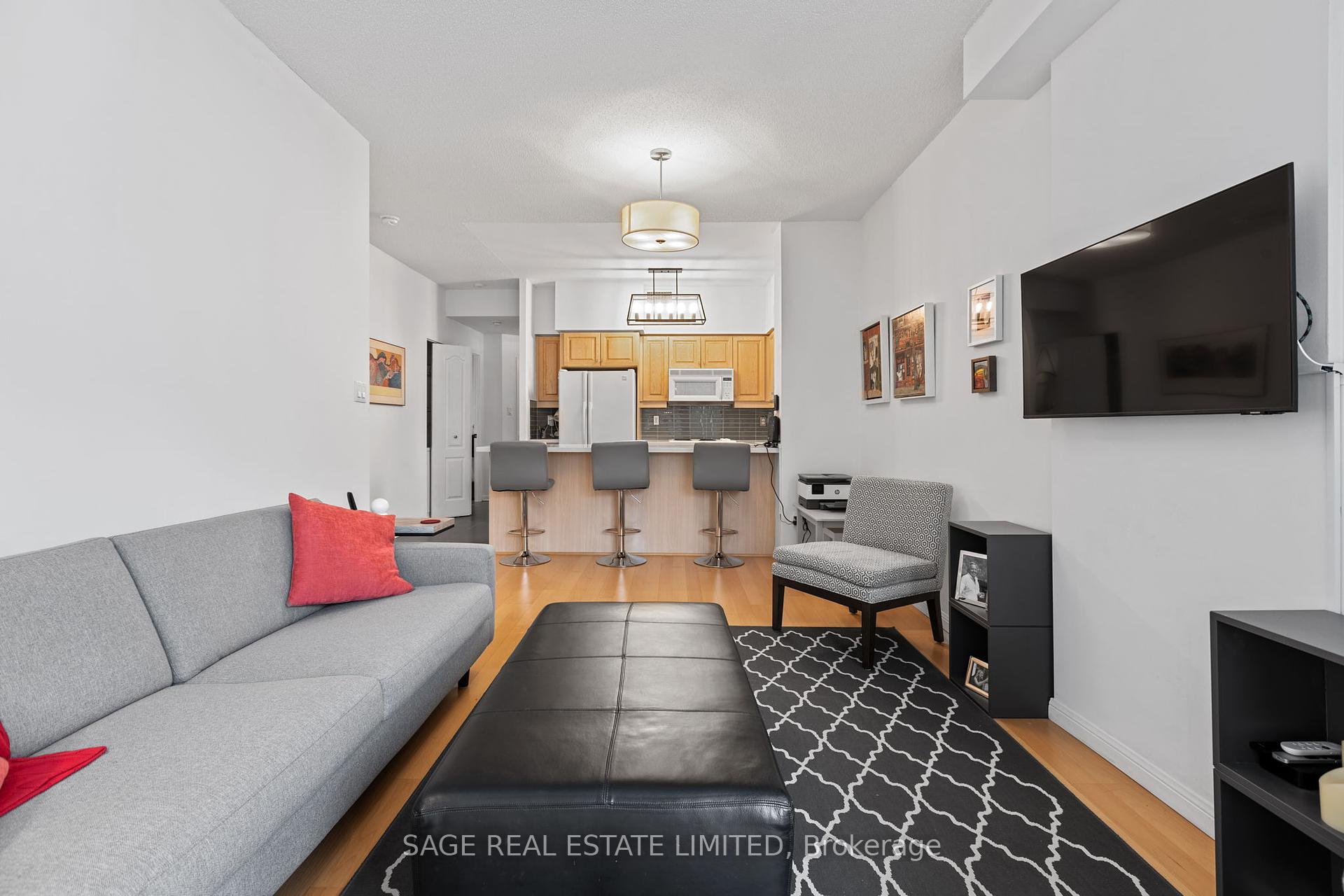 2 Bedrooms Condo at 55 Lorindale, Toronto For sale