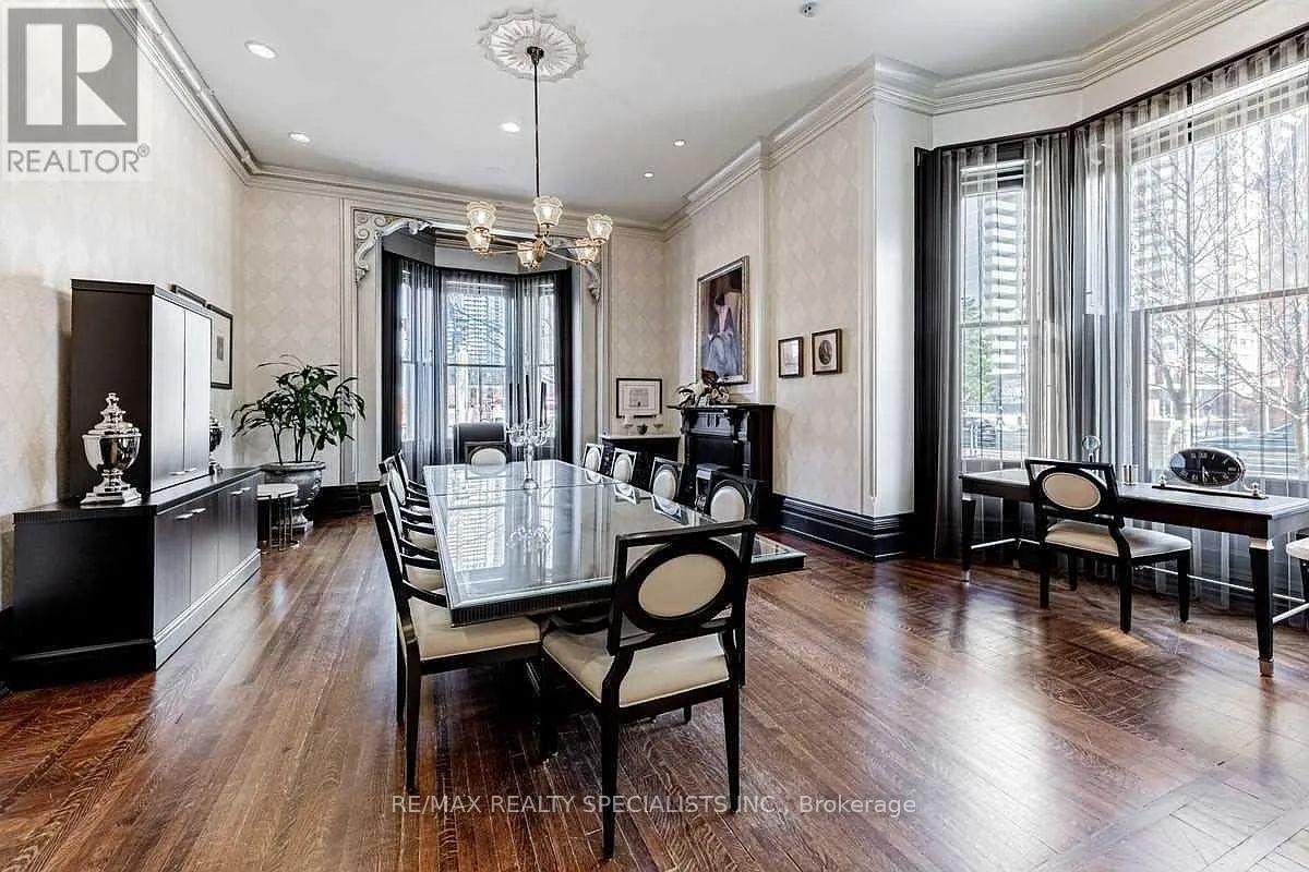 2 Bedrooms Condo at 28 Linden, Toronto For sale