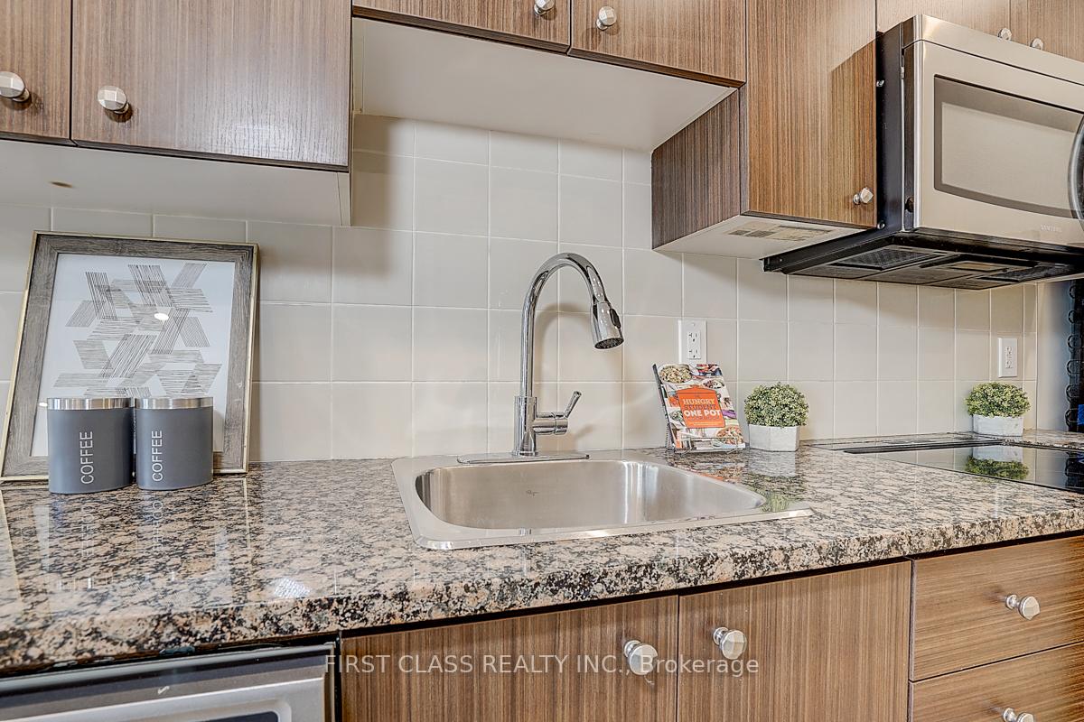 3 Bedrooms Condo at 17 Coneflower,  Toronto For sale