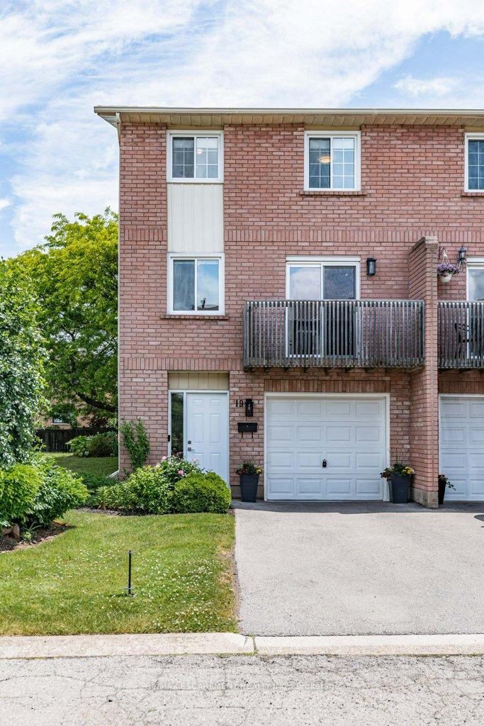 3 Bedrooms Condo at 29 HERITAGE, Hamilton For sale