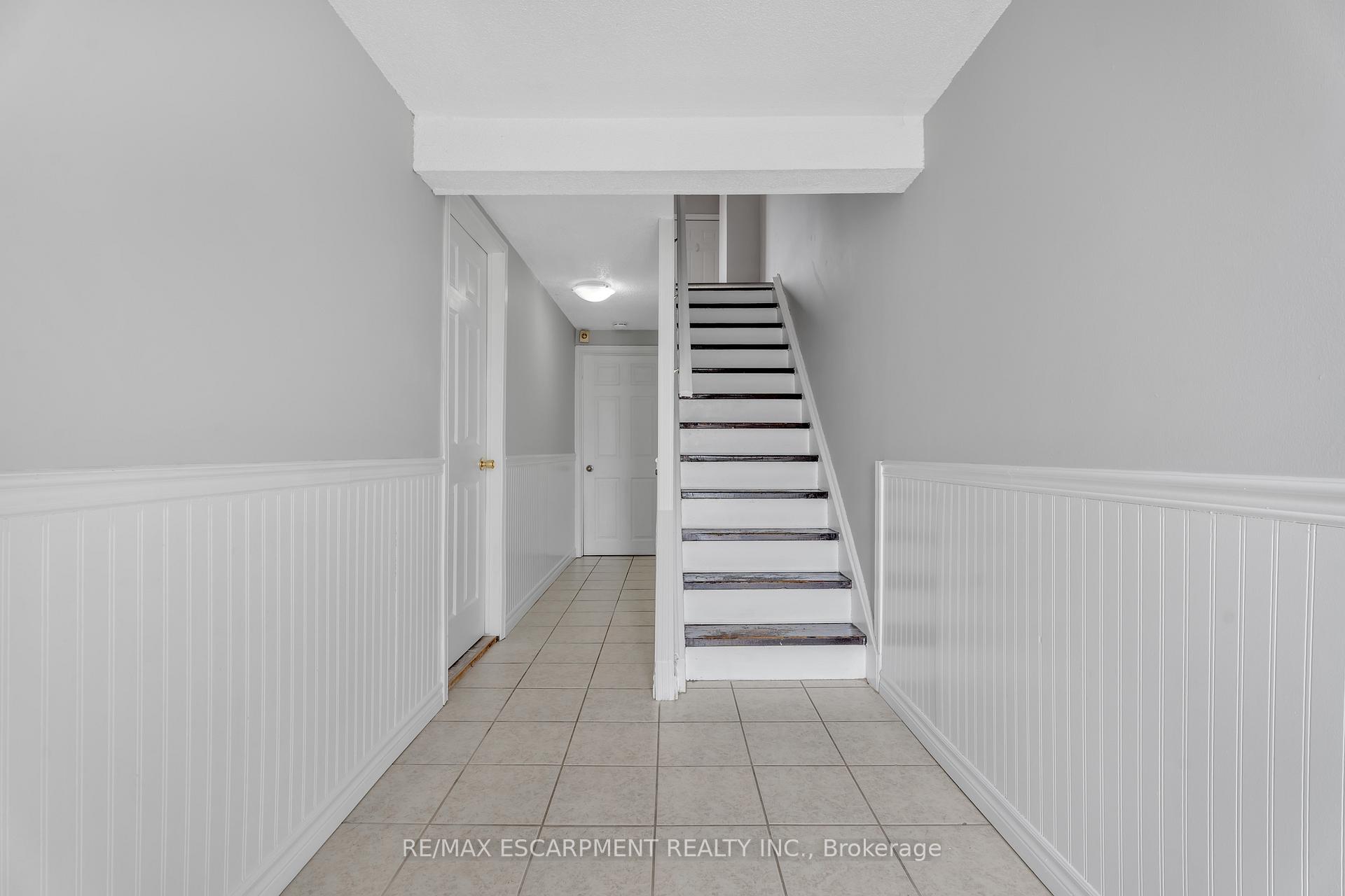 3 Bedrooms Condo at 1025 Upper Gage,  Hamilton For sale