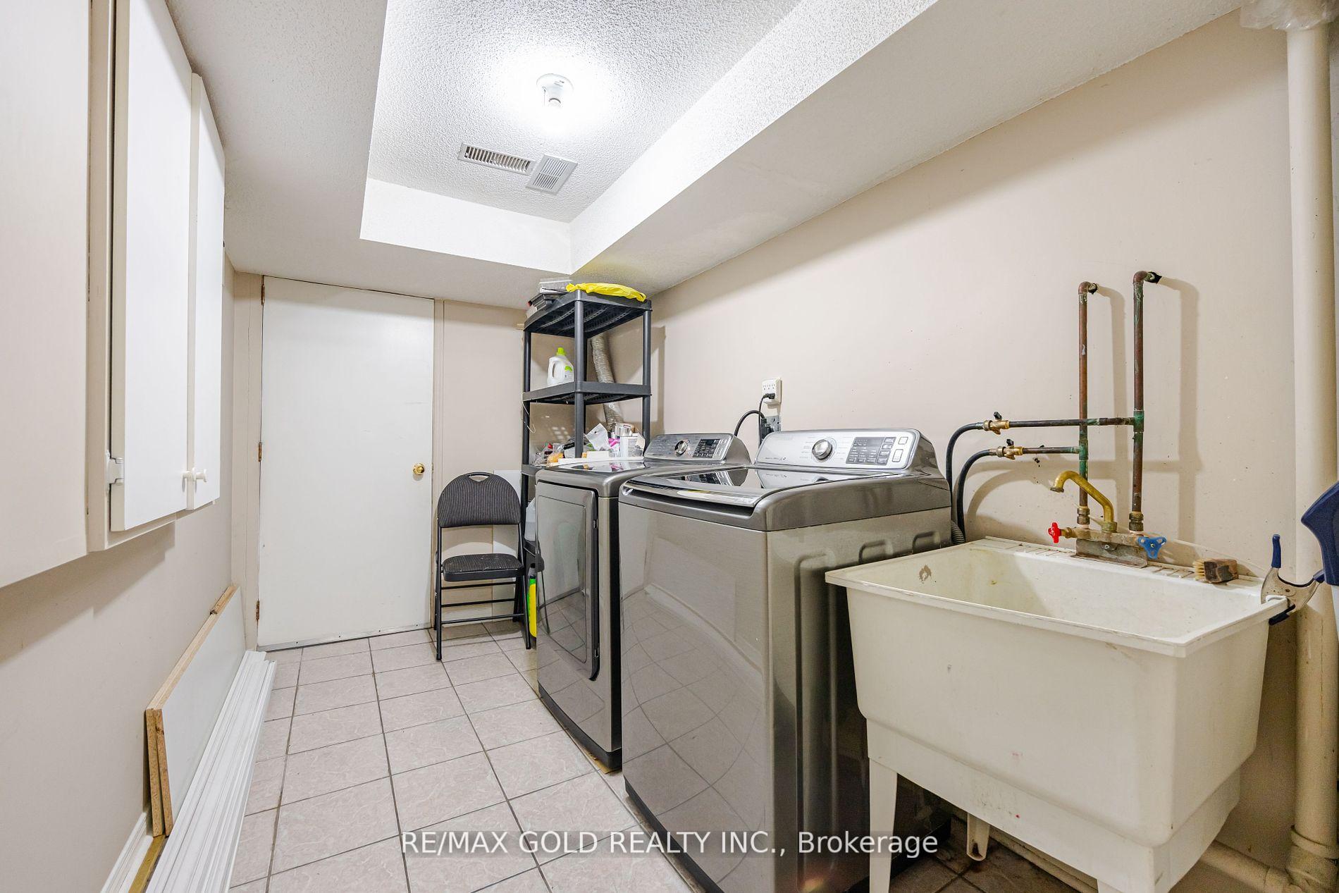 5 Bedrooms Condo at 24 Norman Wesley,  Toronto For sale