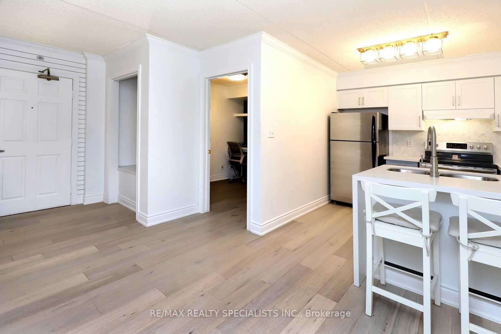 2 Bedrooms Condo at 1470 Bishops, Oakville For sale
