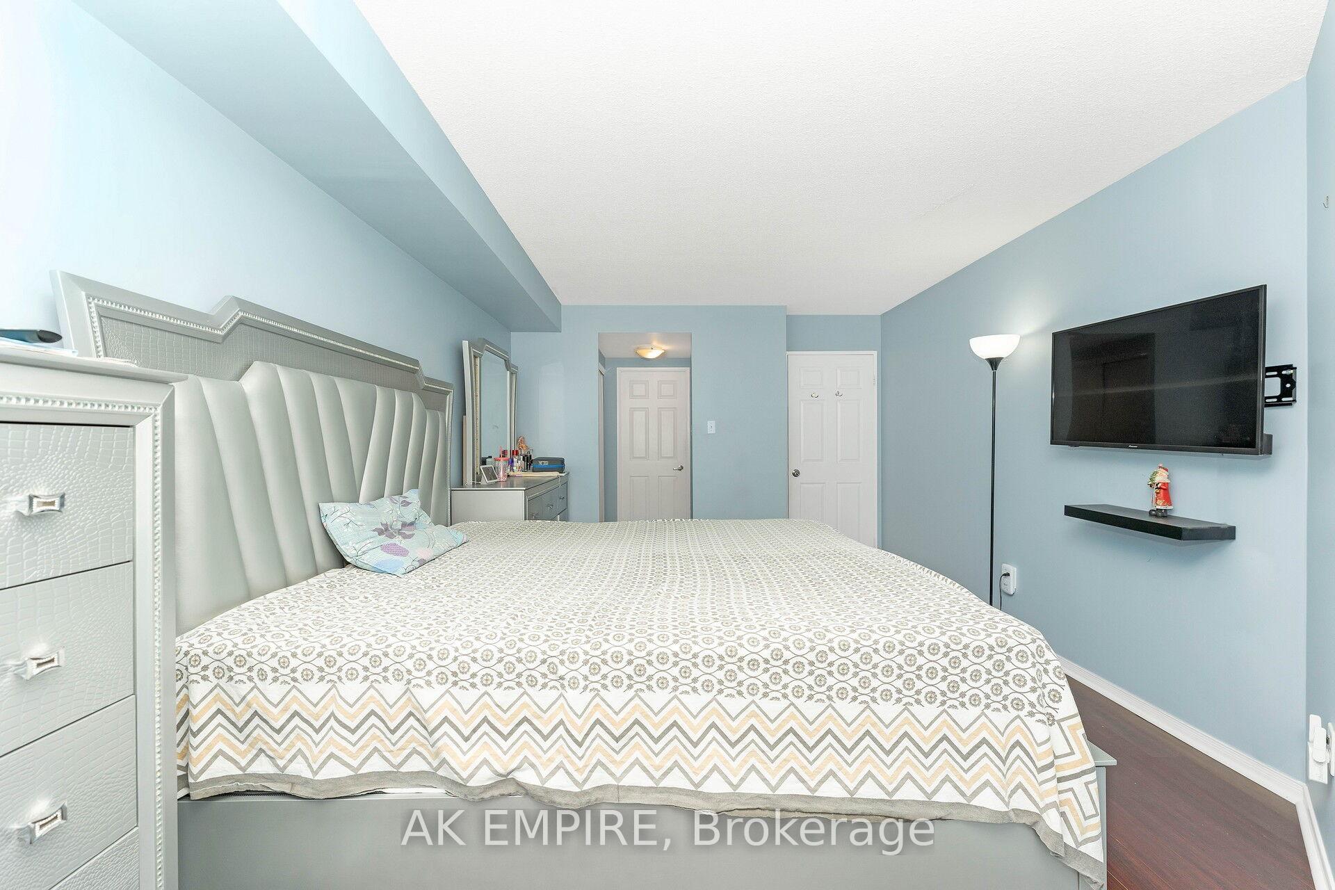 3 Bedrooms Condo at 250 Webb, Mississauga For sale
