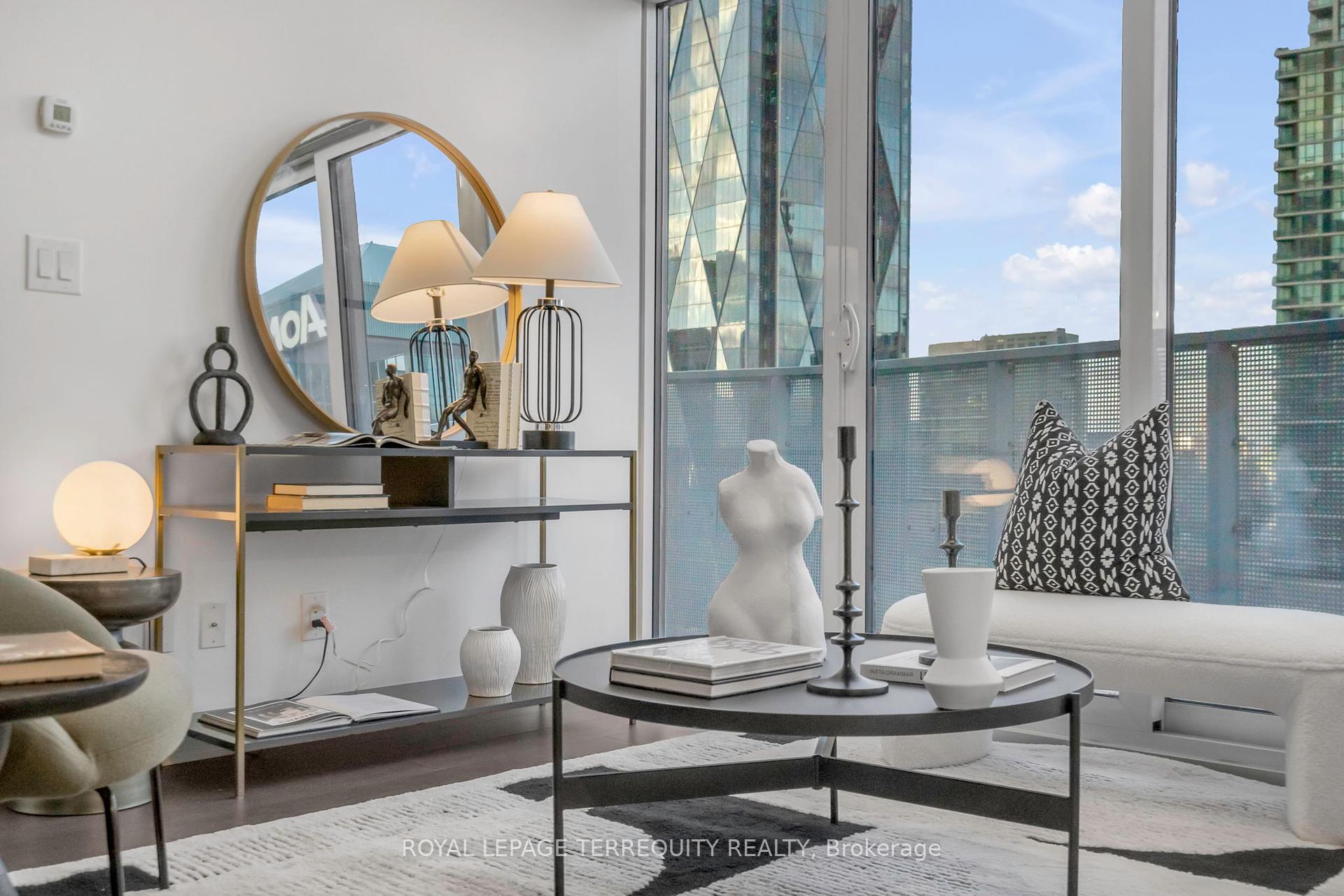 1 Bedroom Condo at 88 Harbour, Toronto For sale