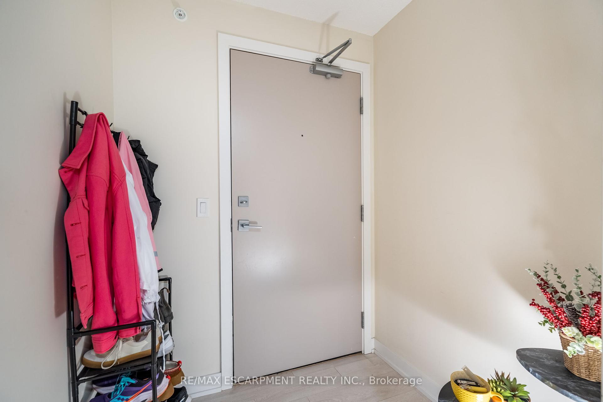 2 Bedrooms Condo at 1119 COOKE, Burlington For sale