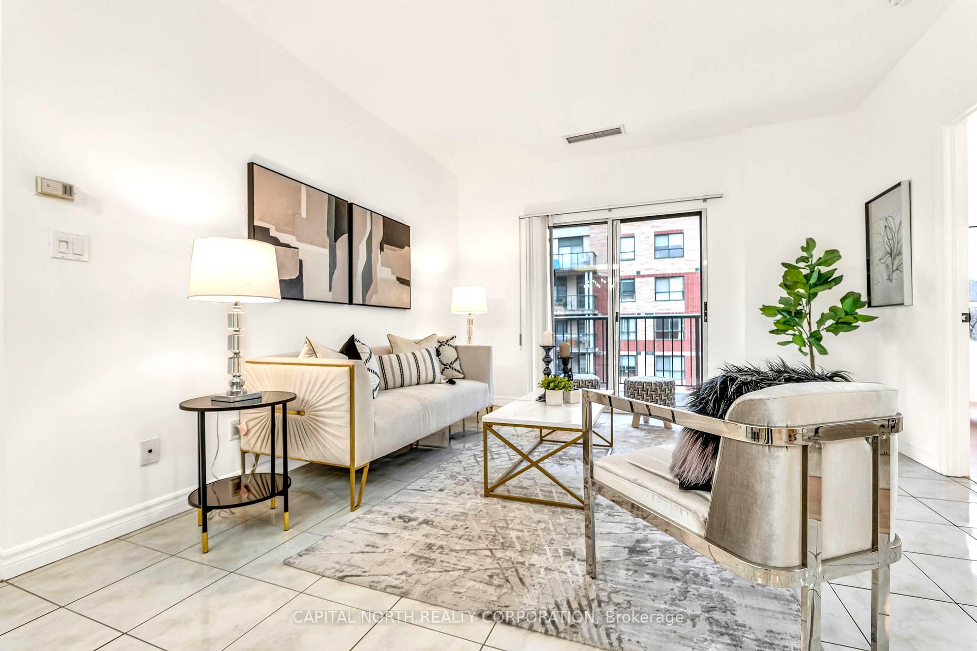 3 Bedrooms Condo at 33 Wallace, Vaughan For sale