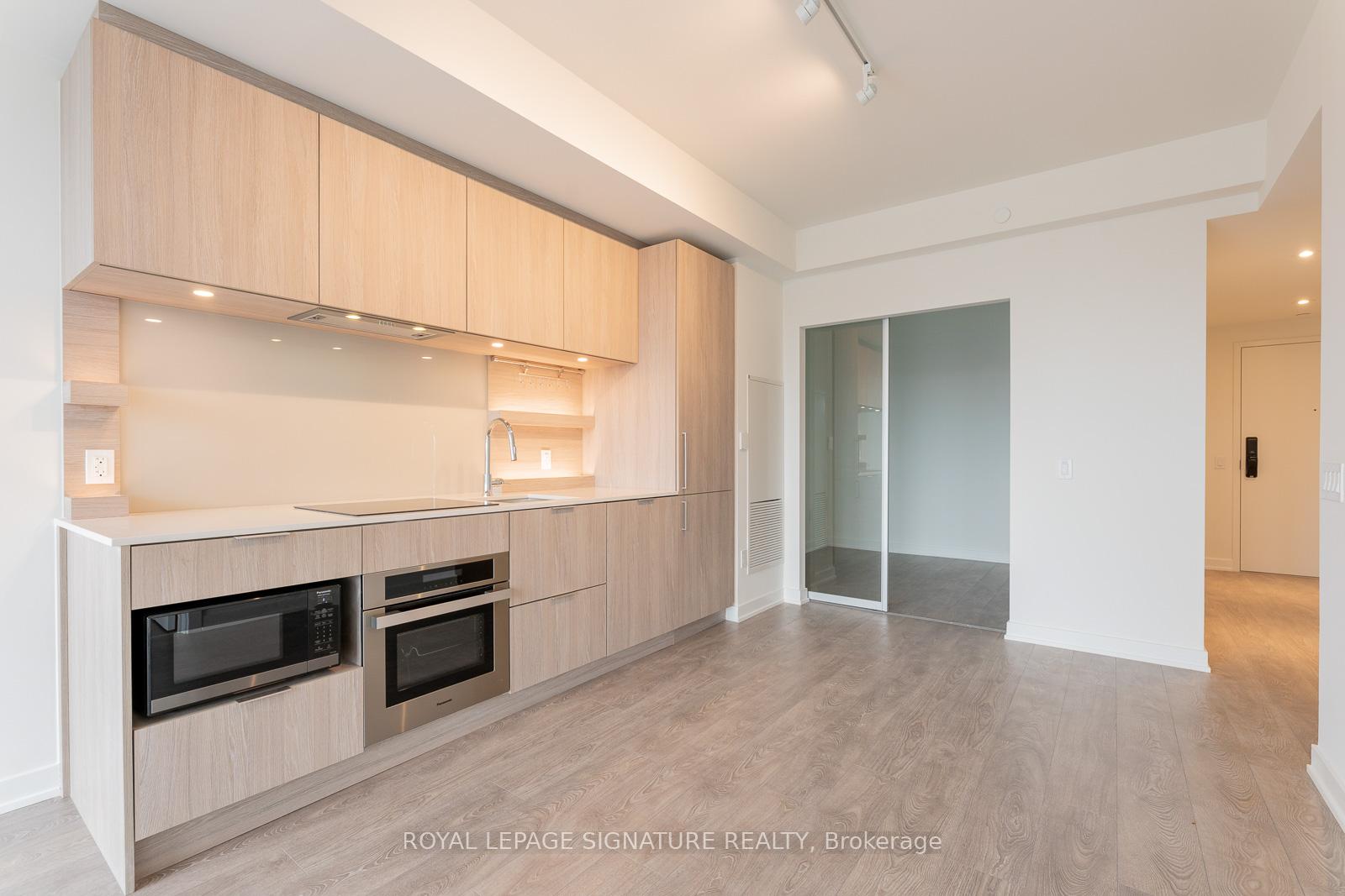 2 Bedrooms Condo at 28 Ann, Mississauga For sale