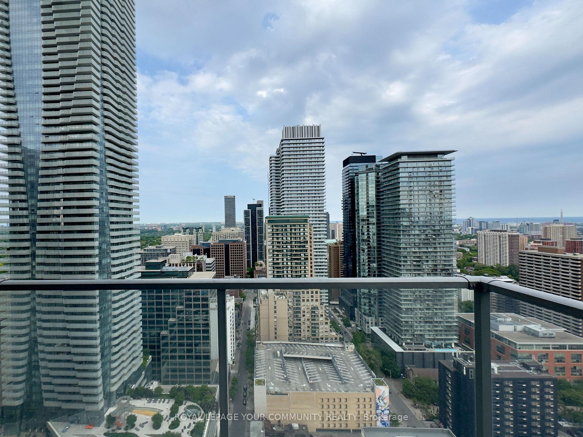 3 Bedrooms Condo at 21 Balmuto, Toronto For sale