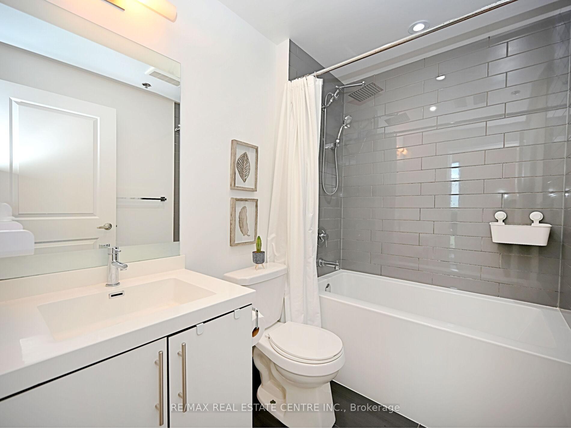 2 Bedrooms Condo at 65 Speers, Oakville For sale