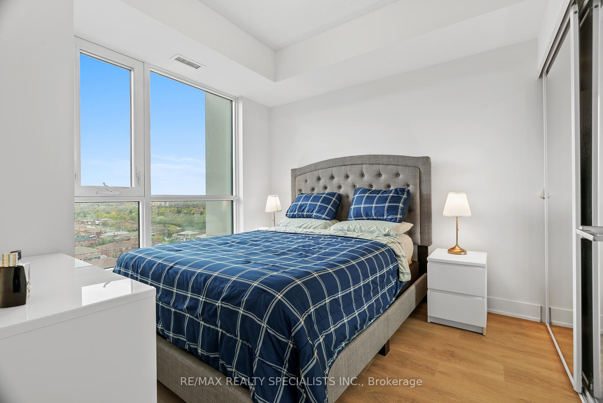 2 Bedrooms Co-op at 202 Burnhamthorpe, Mississauga For sale