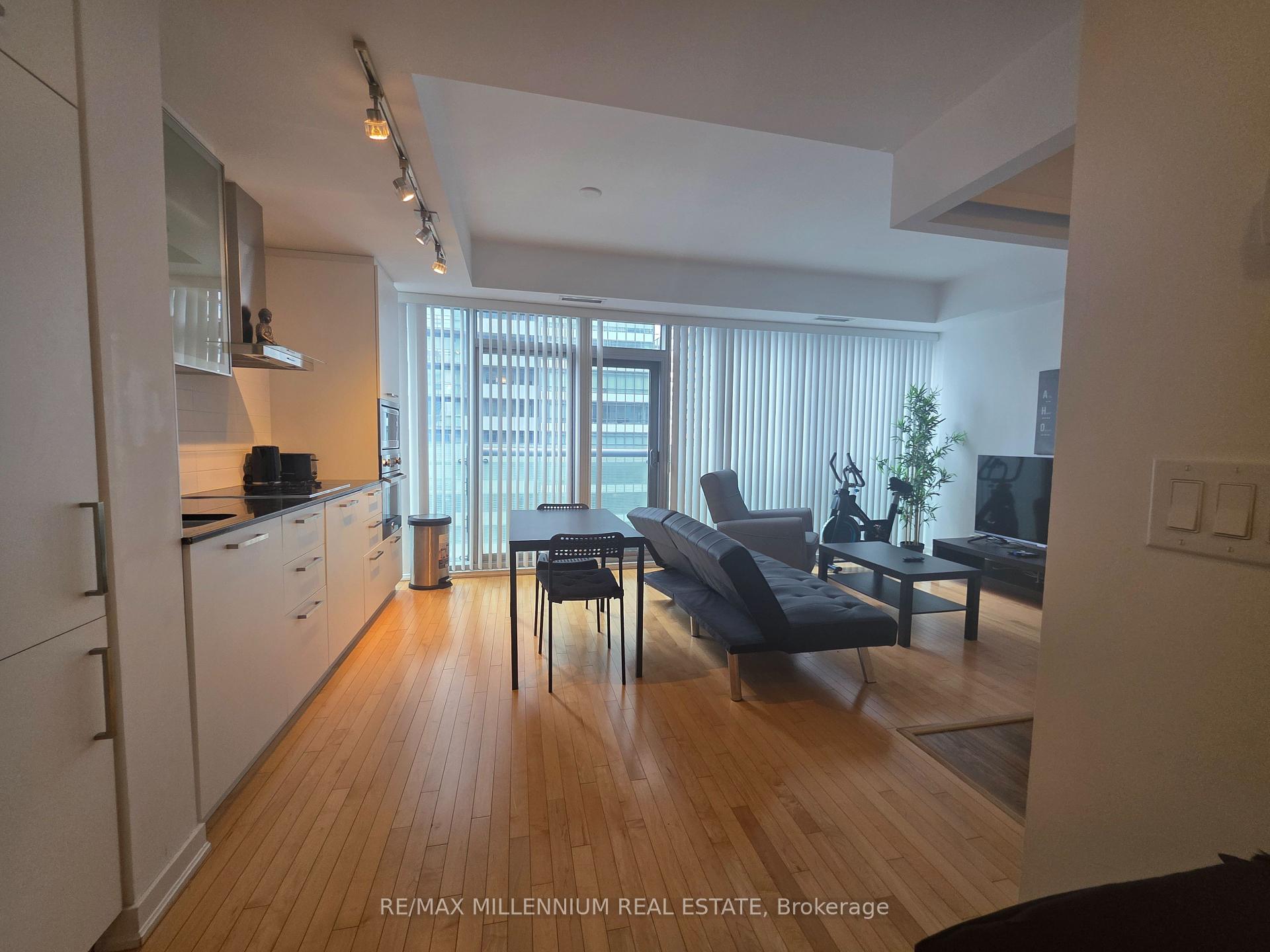 2 Bedrooms Condo at 14 York, Toronto For sale