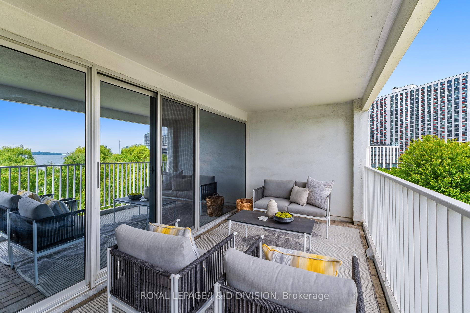 2 Bedrooms Condo at 401 Queens, Toronto For sale