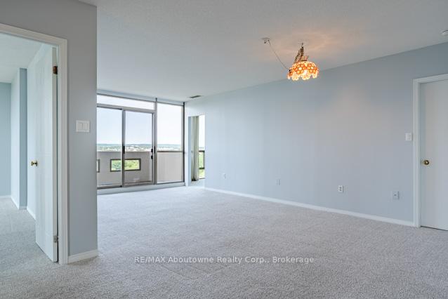 2 Bedrooms Condo at 5080 Pinedale, Burlington For sale