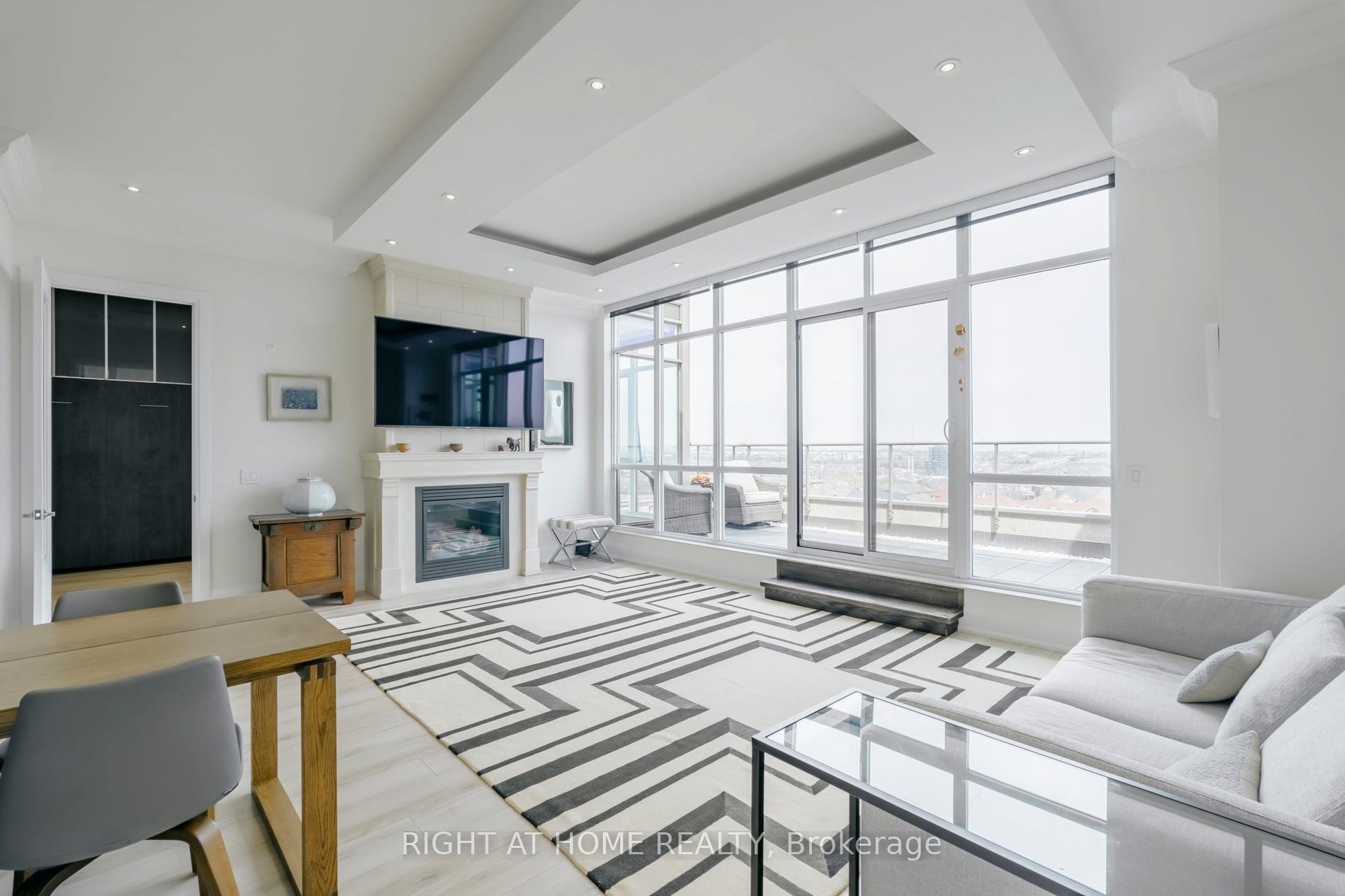3 Bedrooms Condo at 2470 Prince Michael, Oakville For sale