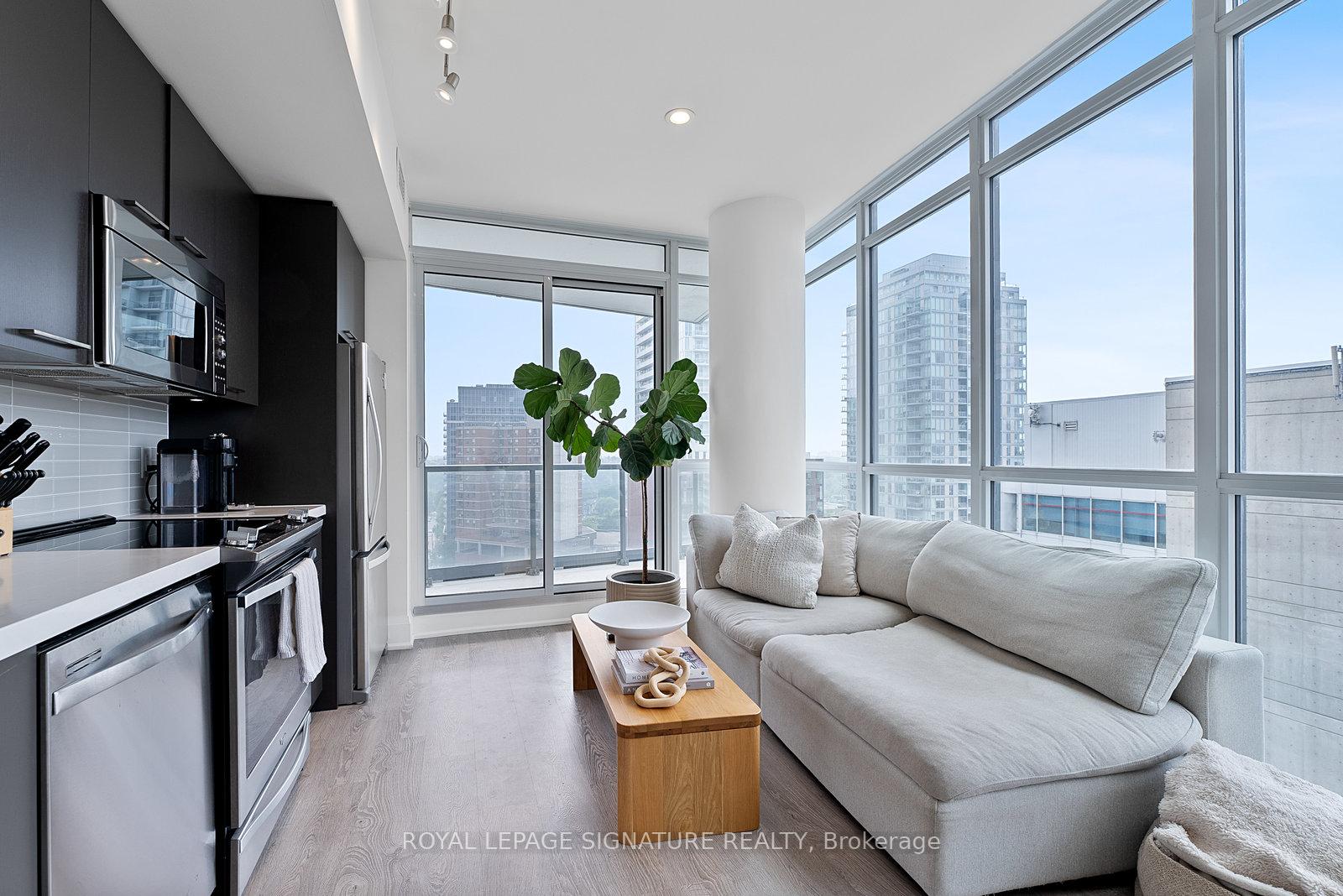 2 Bedrooms Condo at 30 Roehampton, Toronto For sale