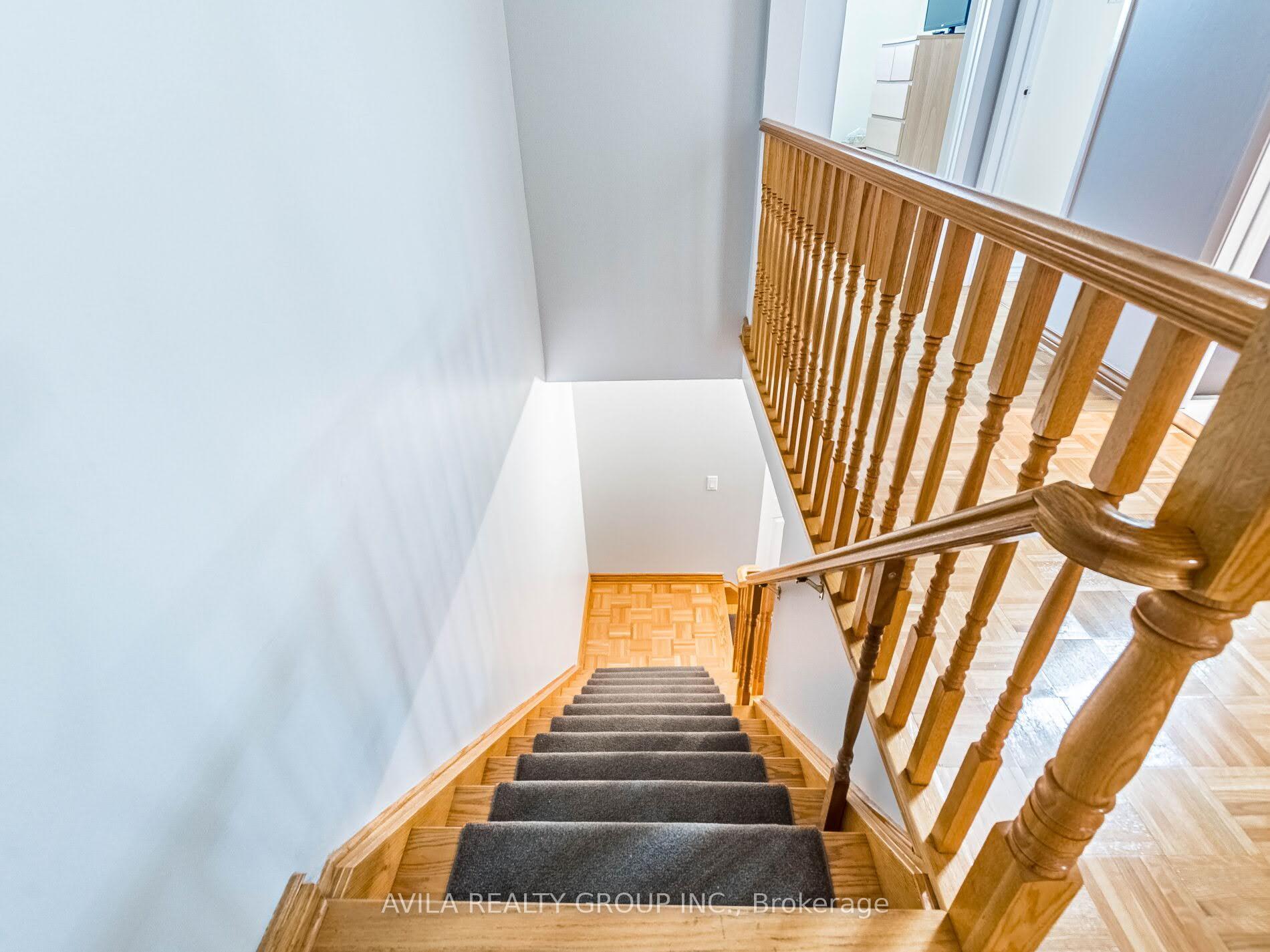 4 Bedrooms Condo at 750 Burnhamthorpe, Mississauga For sale