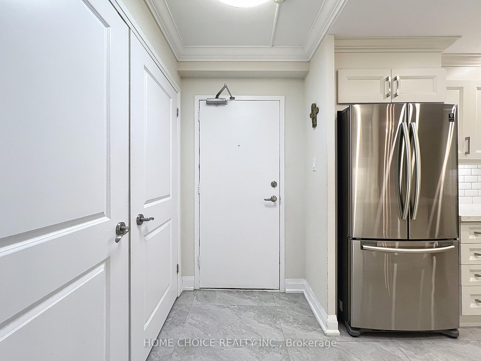 3 Bedrooms Condo at 15 La Rose, Toronto For sale