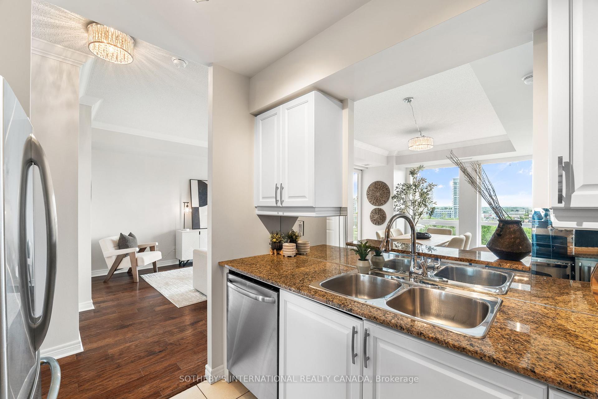 2 Bedrooms Condo at 40 Old Mill, Oakville For sale