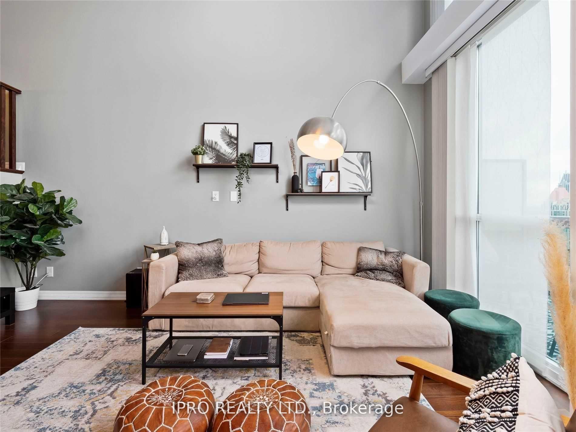 2 Bedrooms Condo at 223 Webb, Mississauga For sale