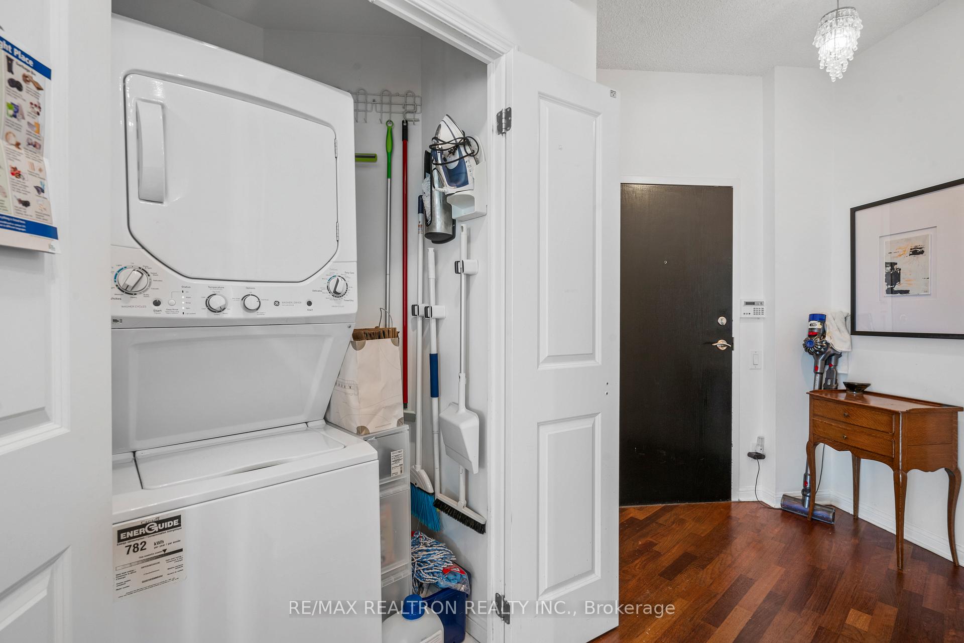 2 Bedrooms Condo at 15 Windermere, Toronto For sale