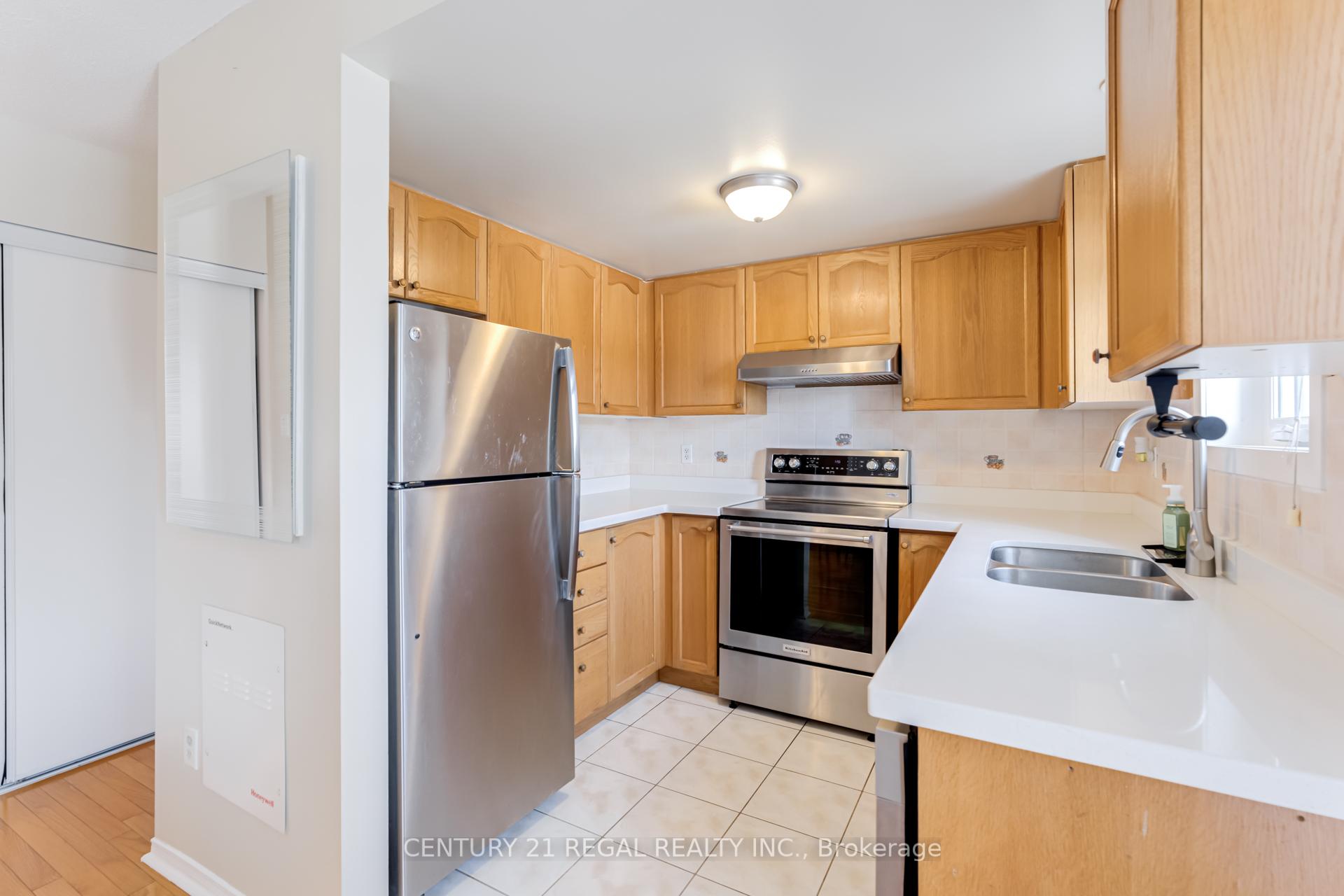 3 Bedrooms Condo at 42 Pinery,  Toronto For sale