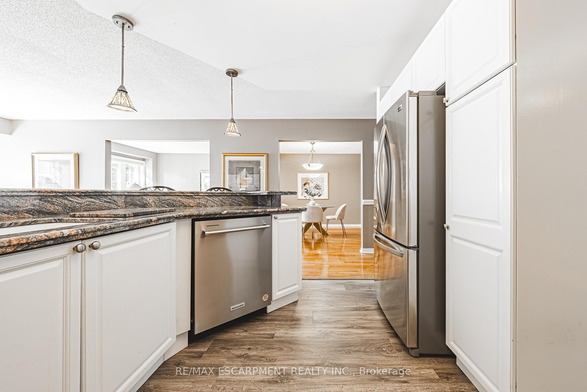 3 Bedrooms Condo at 3333 New,  Burlington For sale