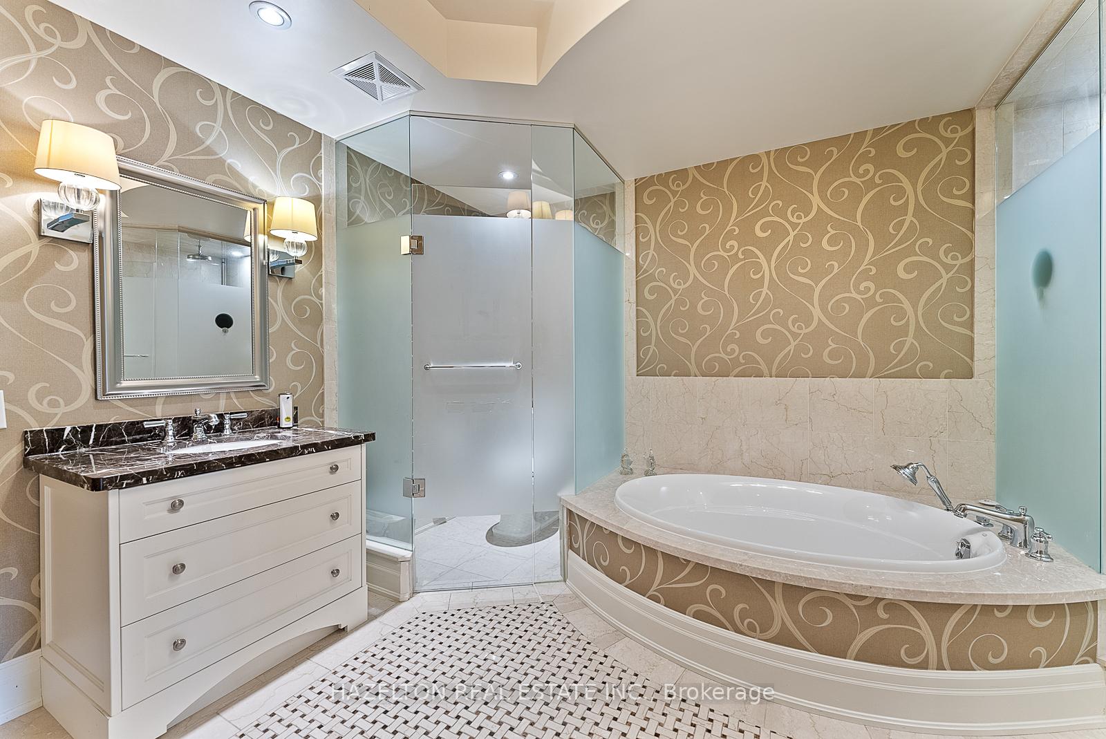 3 Bedrooms Condo at 155 St Clair, Toronto For sale