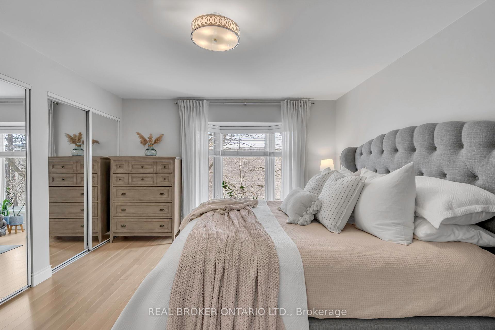 2 Bedrooms Condo at 2015 Cleaver, Burlington For sale