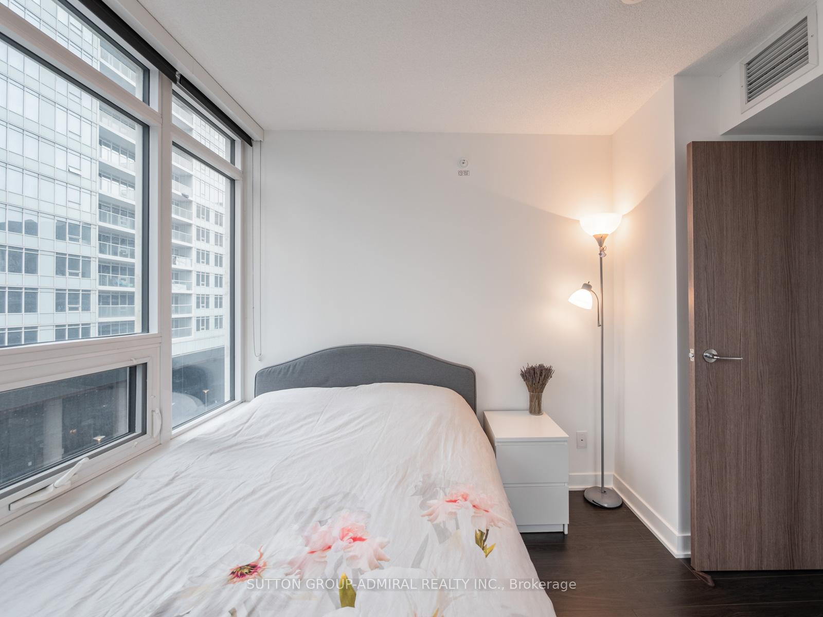 2 Bedrooms Condo at 19 Bathurst, Toronto For sale