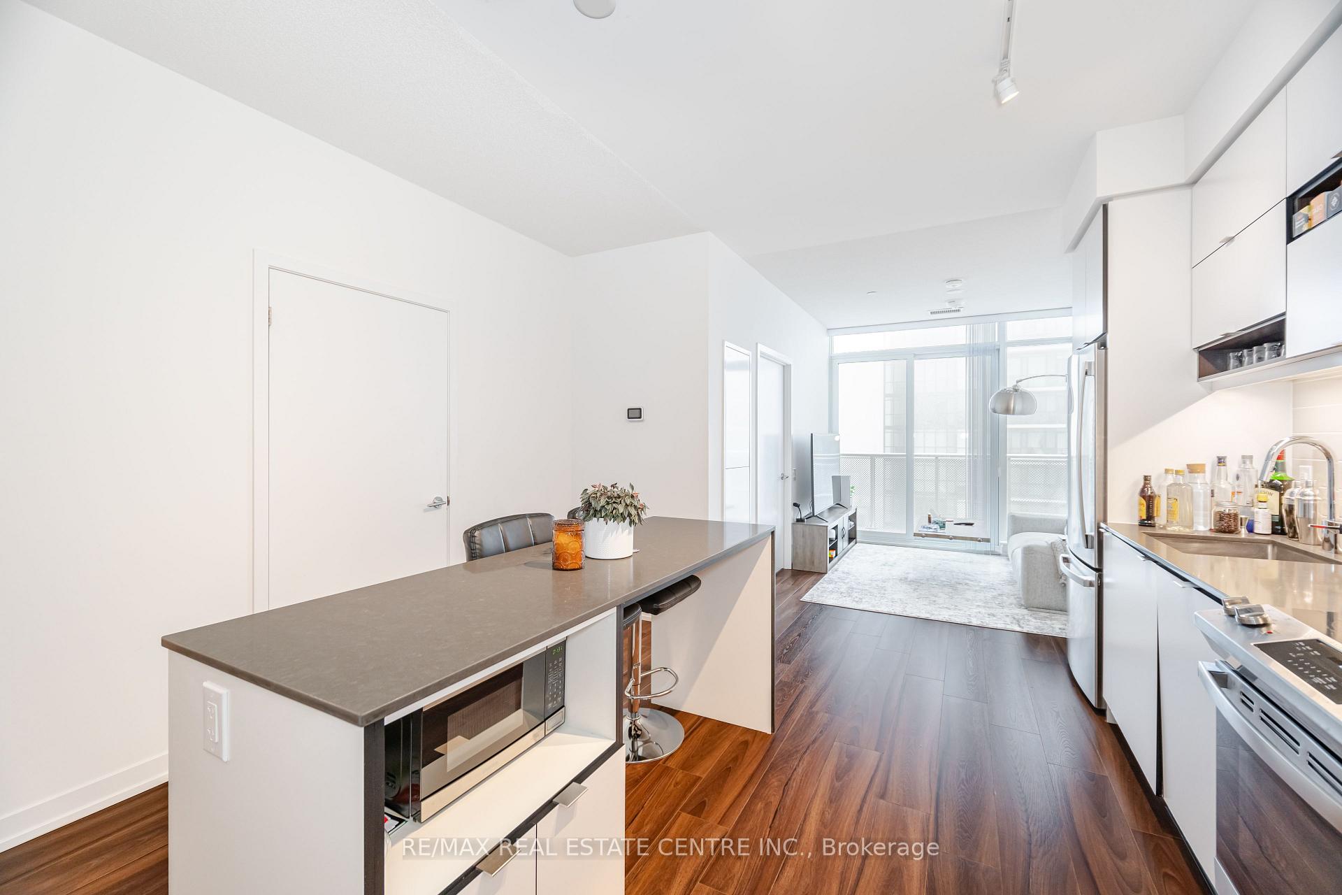 2 Bedrooms Condo at 4065 Confederation, Mississauga For sale