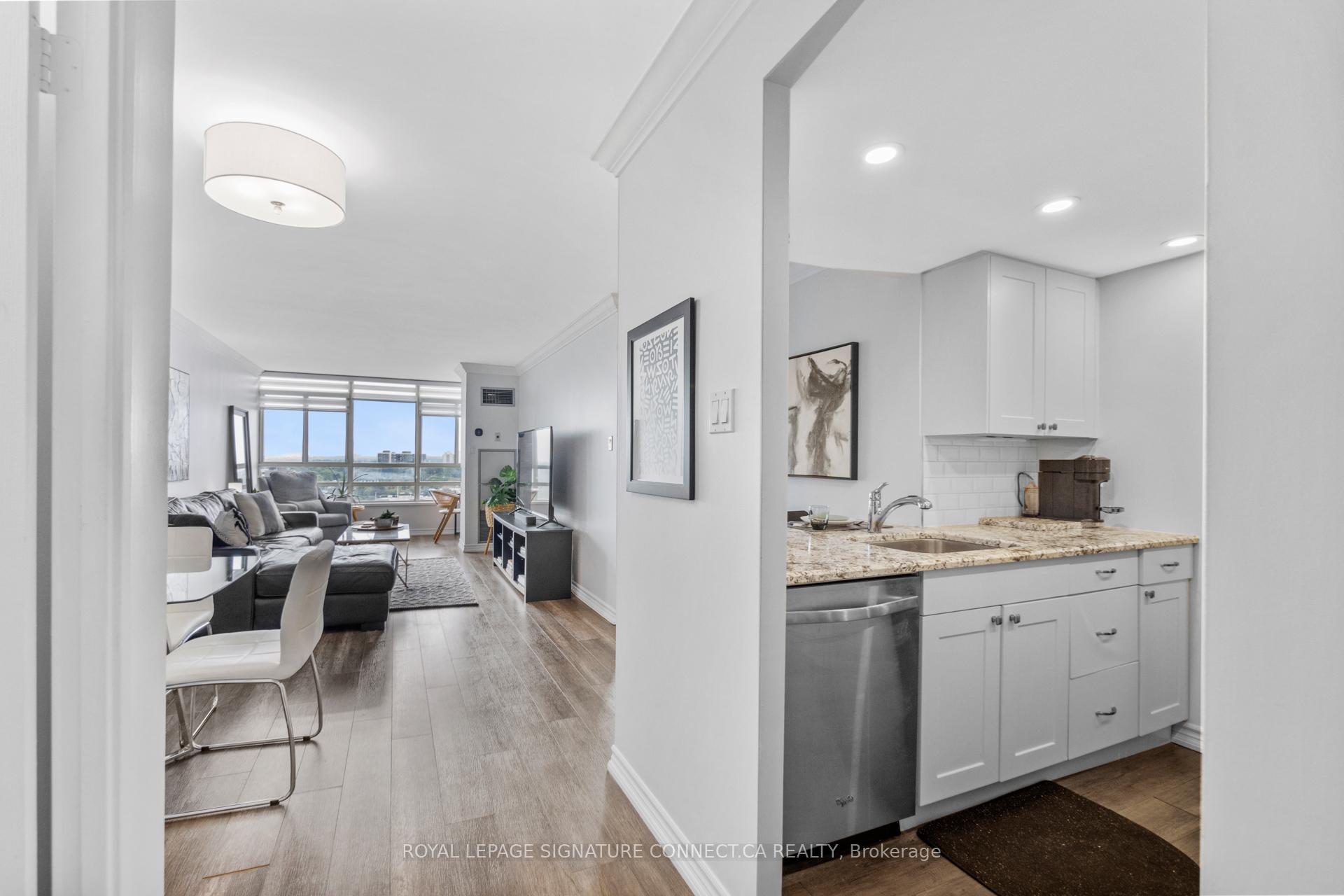 2 Bedrooms Condo at 75 King, Mississauga For sale