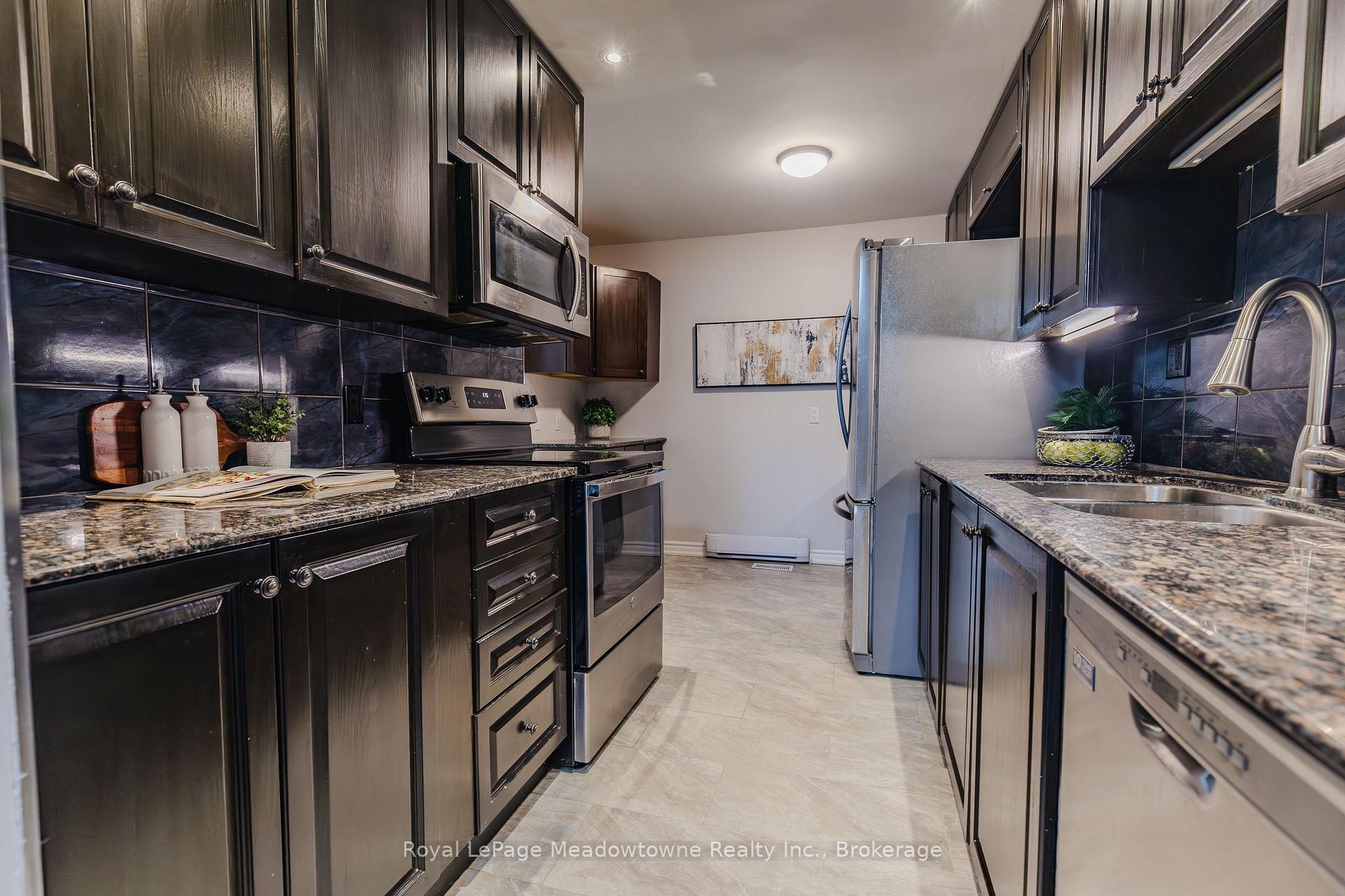 3 Bedrooms Condo at 6240 Montevideo, Mississauga For sale