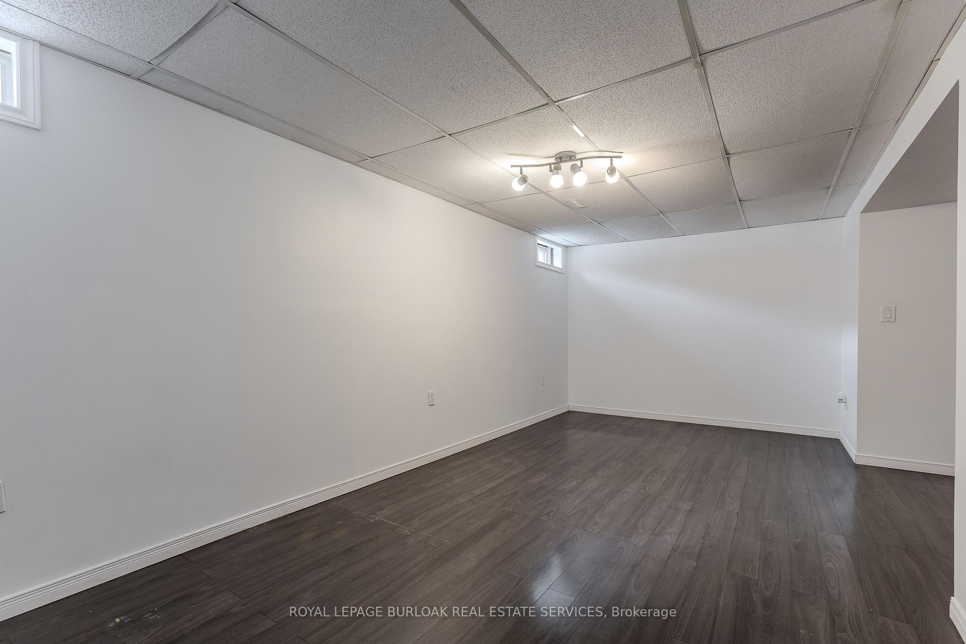 4 Bedrooms Condo at 25 Redbury, Hamilton For sale