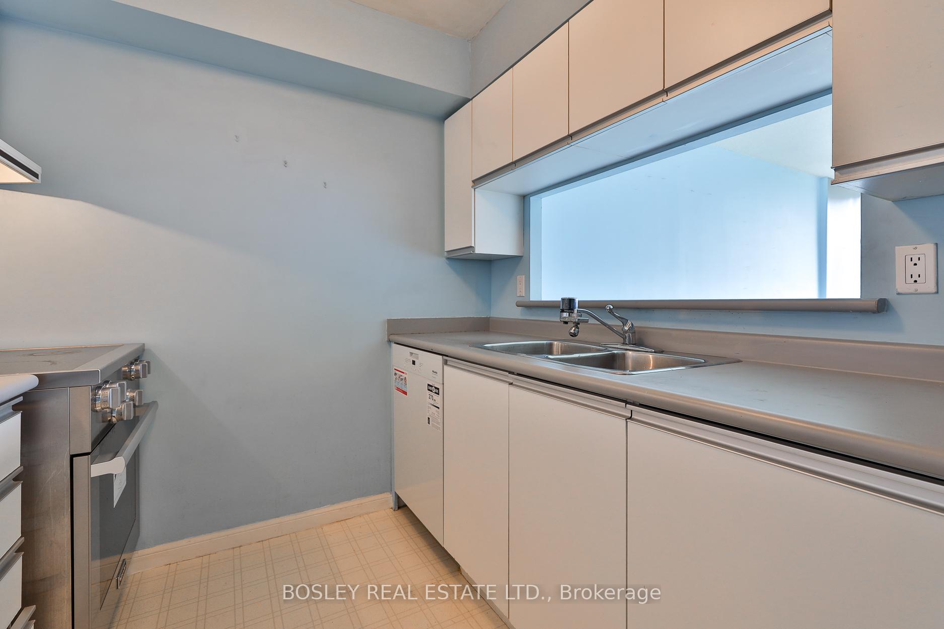 2 Bedrooms Condo at 3 Hickory Tree, Toronto For sale