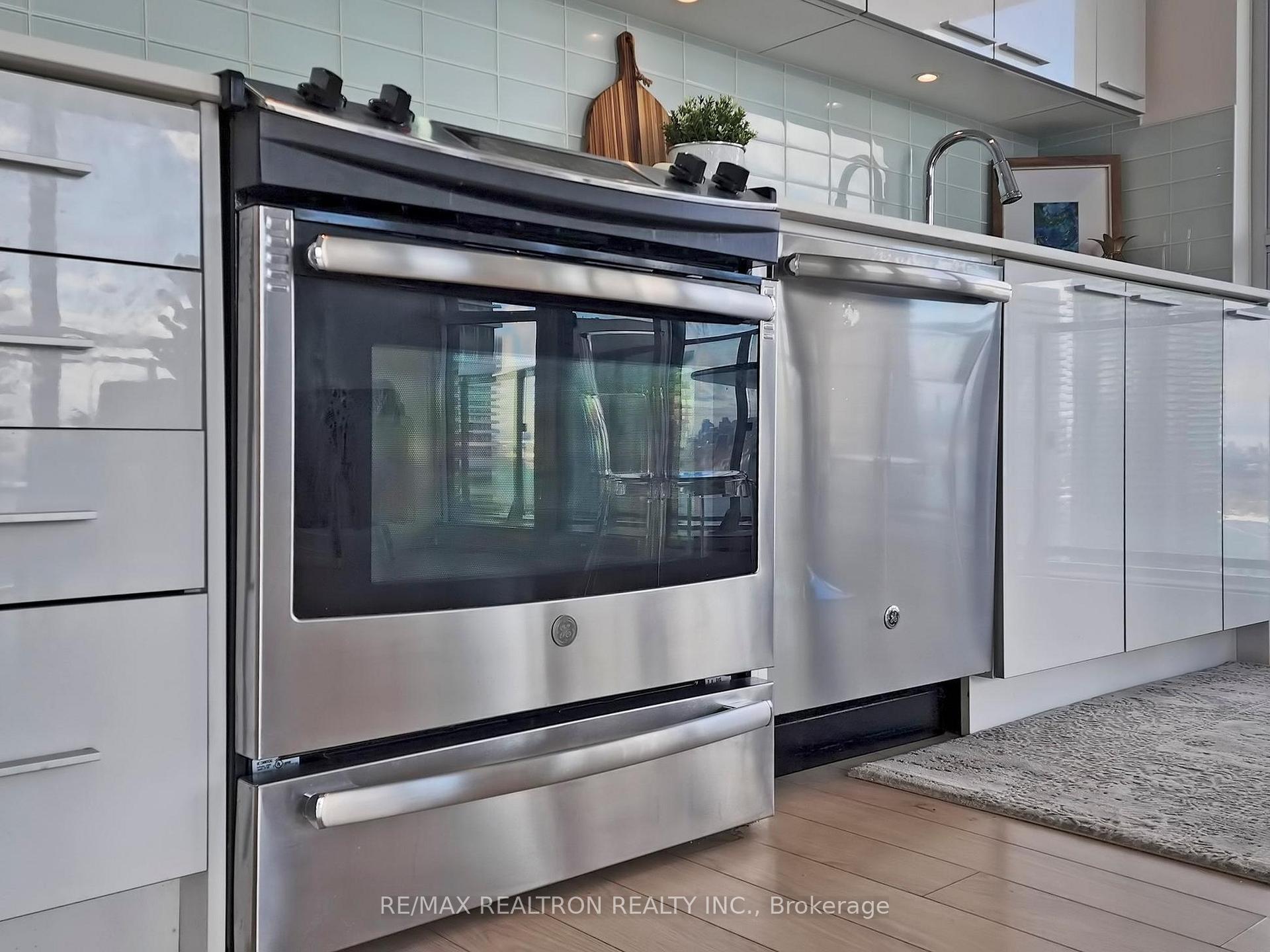 3 Bedrooms Condo at 10 Park Lawn, Toronto For sale