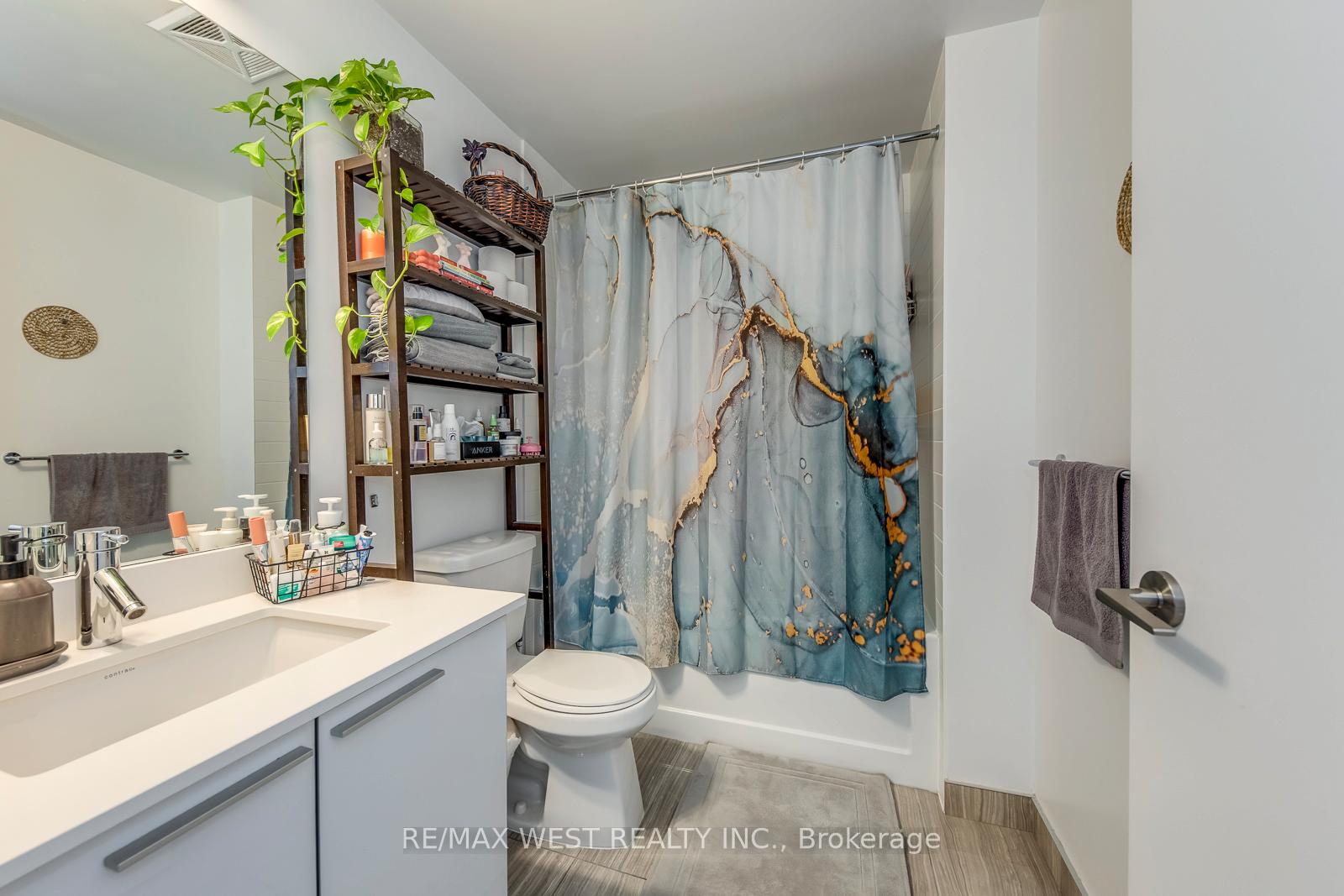 1 Bedroom Condo at 10 Park Lawn, Toronto For sale