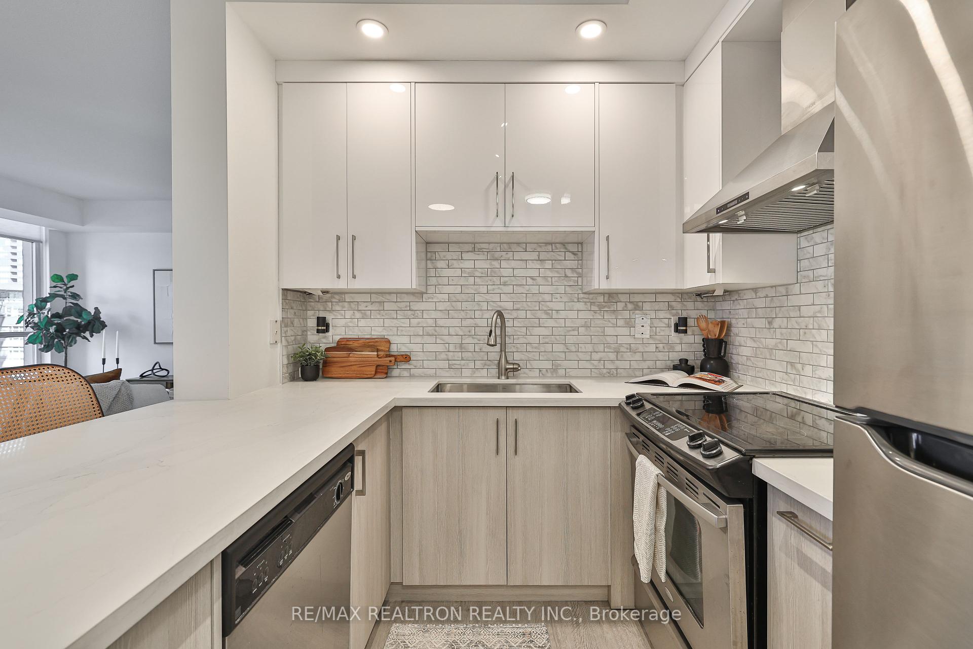 2 Bedrooms Condo at 21 Grand Magazine, Toronto For sale