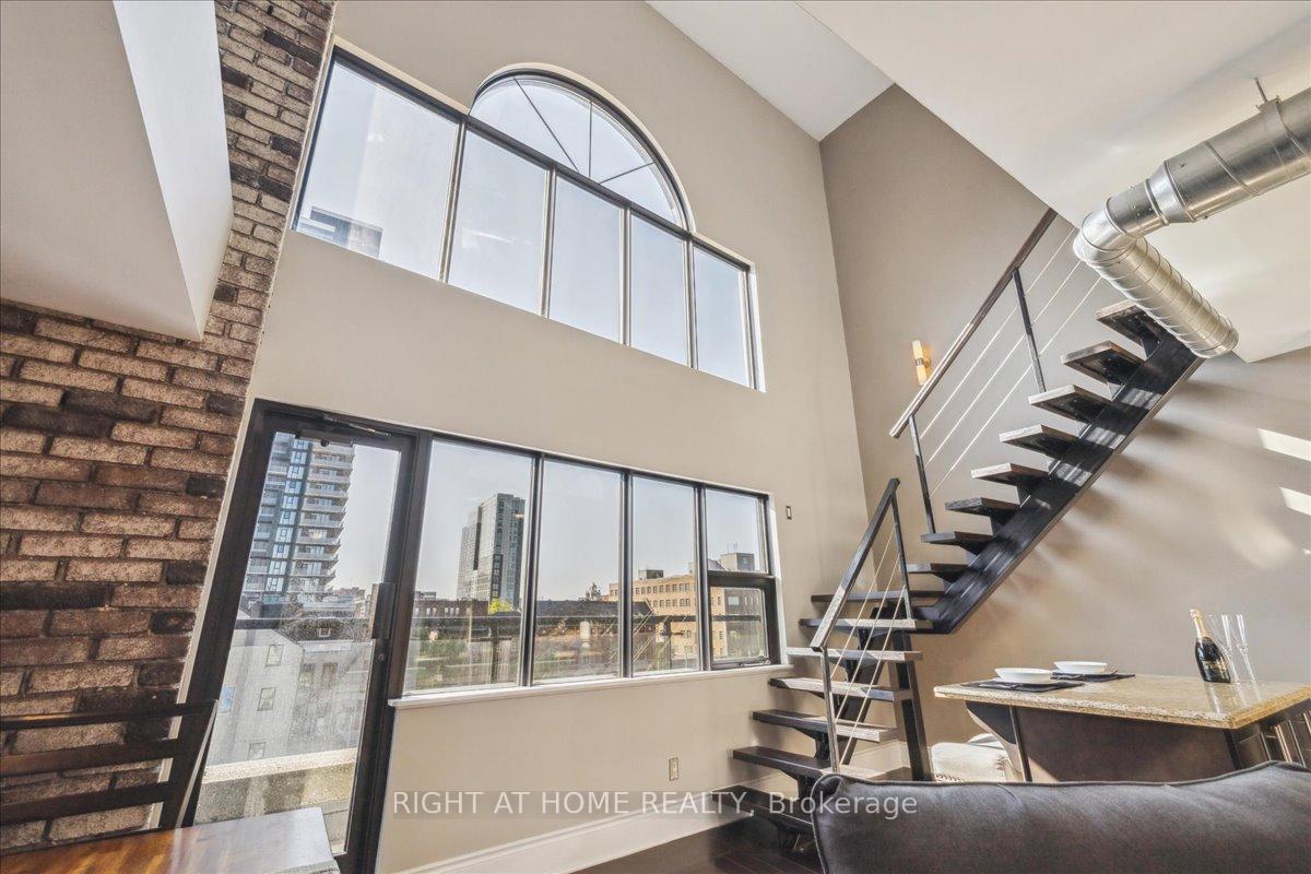 2 Bedrooms Condo at 80 King William, Hamilton For sale