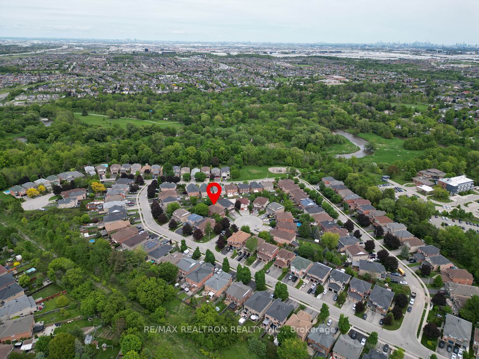 1327 Whiffletree Court, Mississauga, ON L5N 7R1