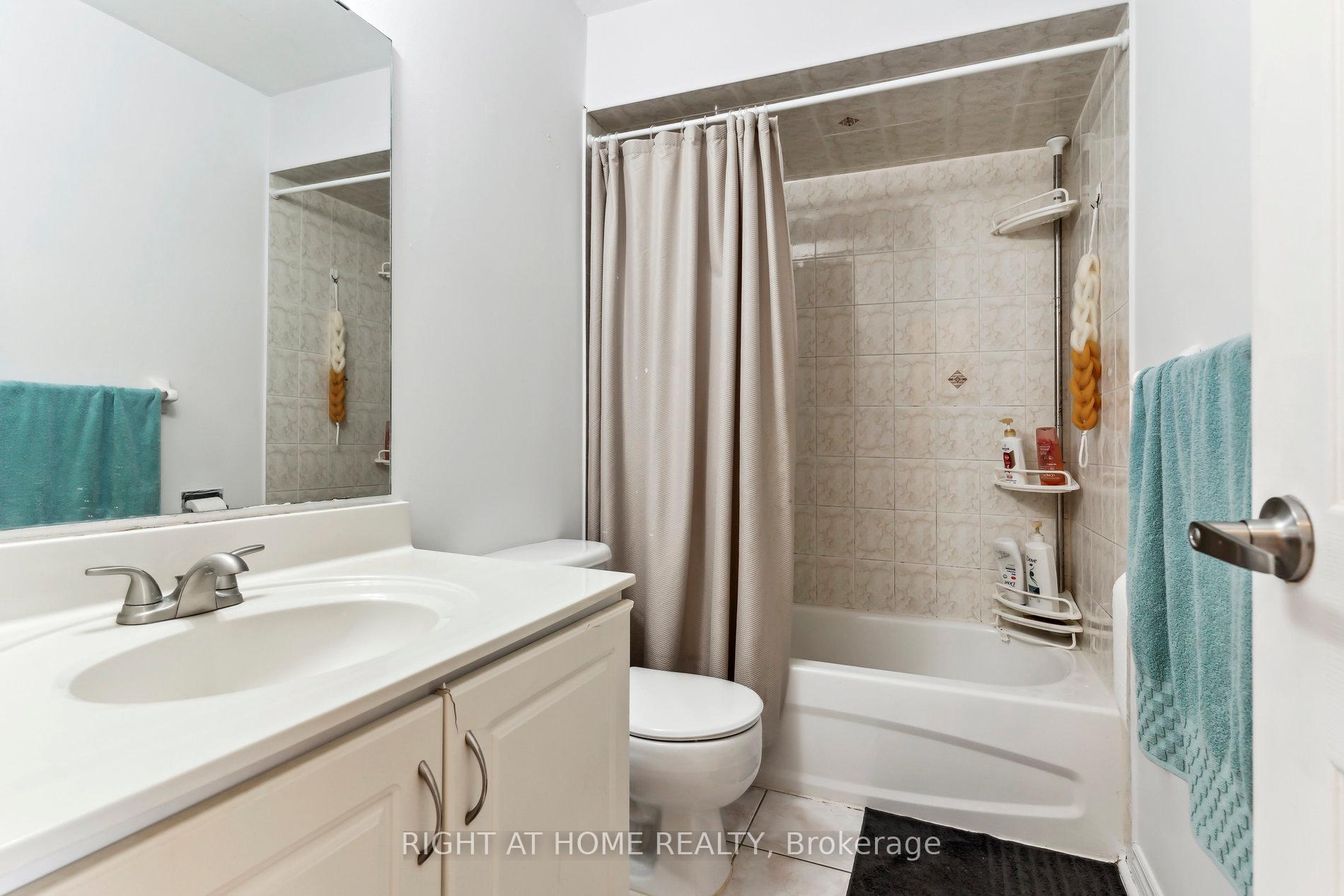 6 Bedrooms Condo at 44 Chester Le, Toronto For sale
