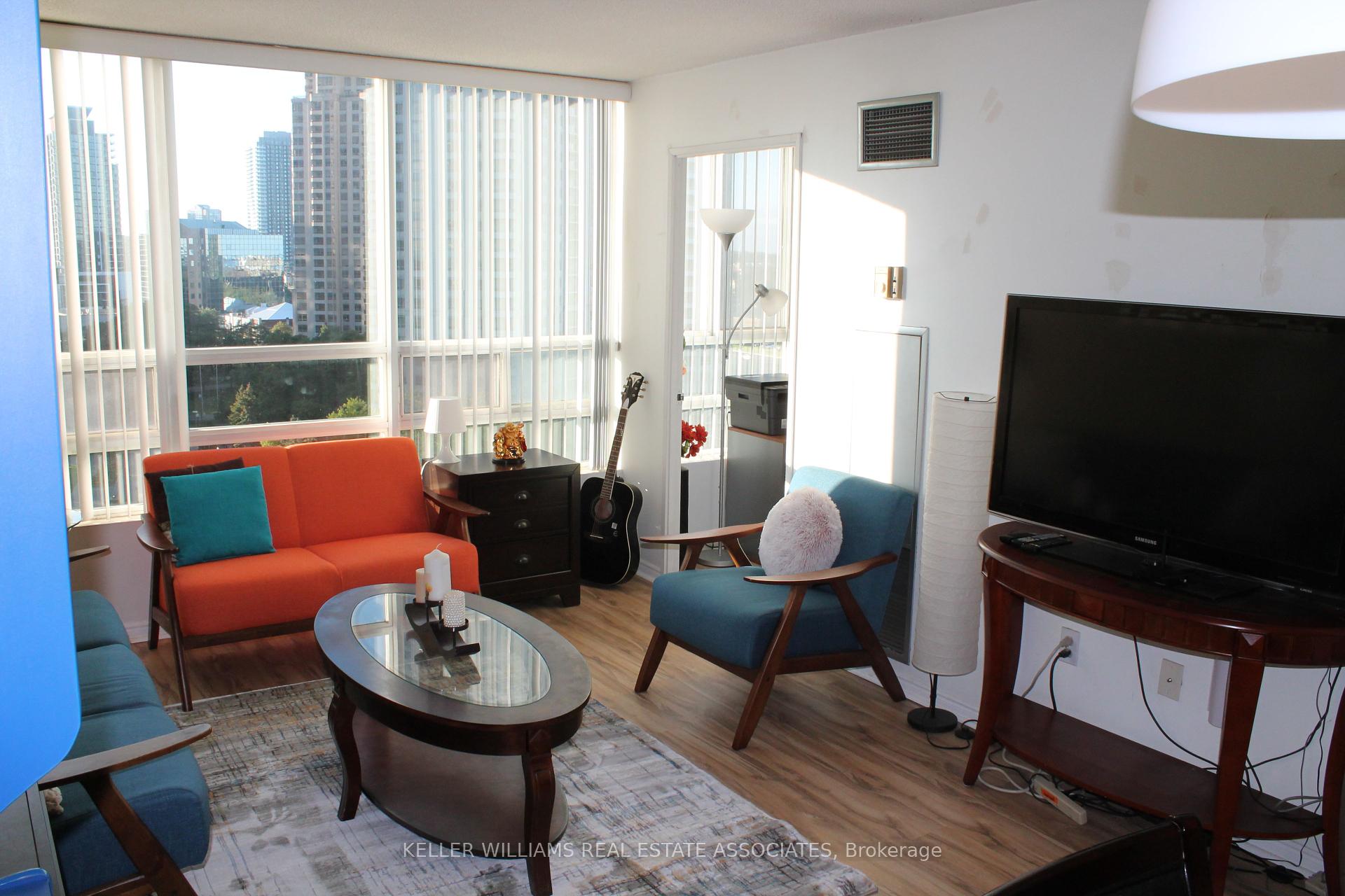 2 Bedrooms Condo at 50 Kingsbridge Garden, Mississauga For sale