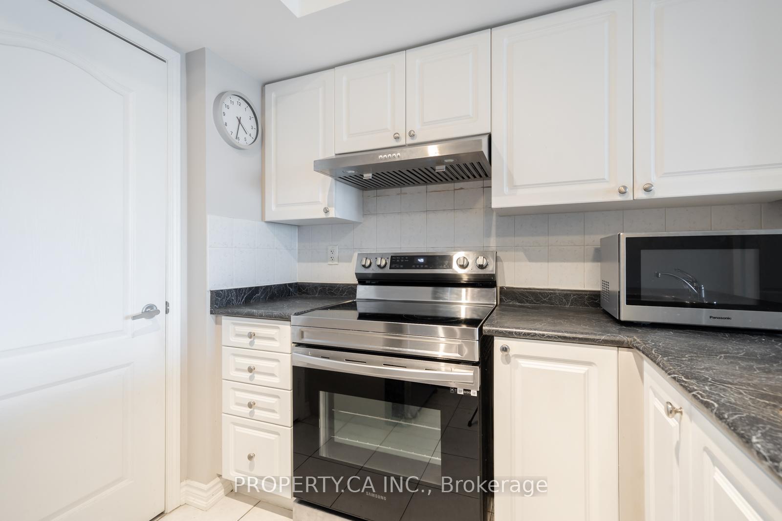 2 Bedrooms Condo at 33 Elm, Mississauga For sale