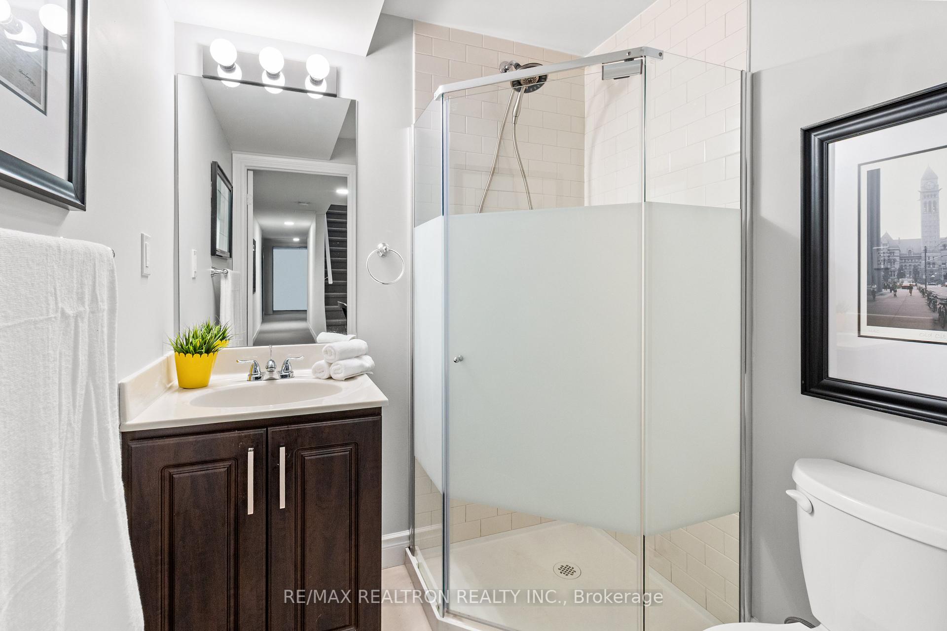 4 Bedrooms Condo at 1331 Major Mackenzie, Vaughan For sale