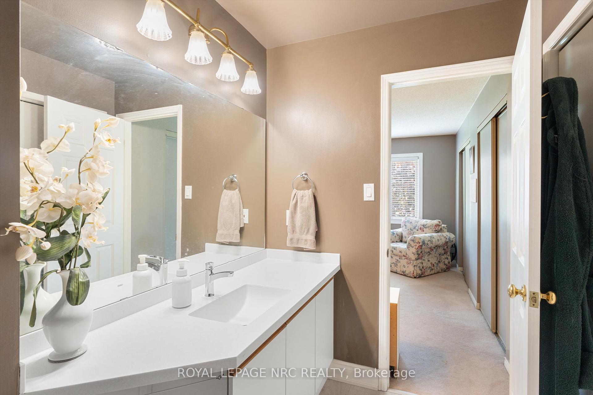 2 Bedrooms Condo at 2530 Northhampton, Burlington For sale