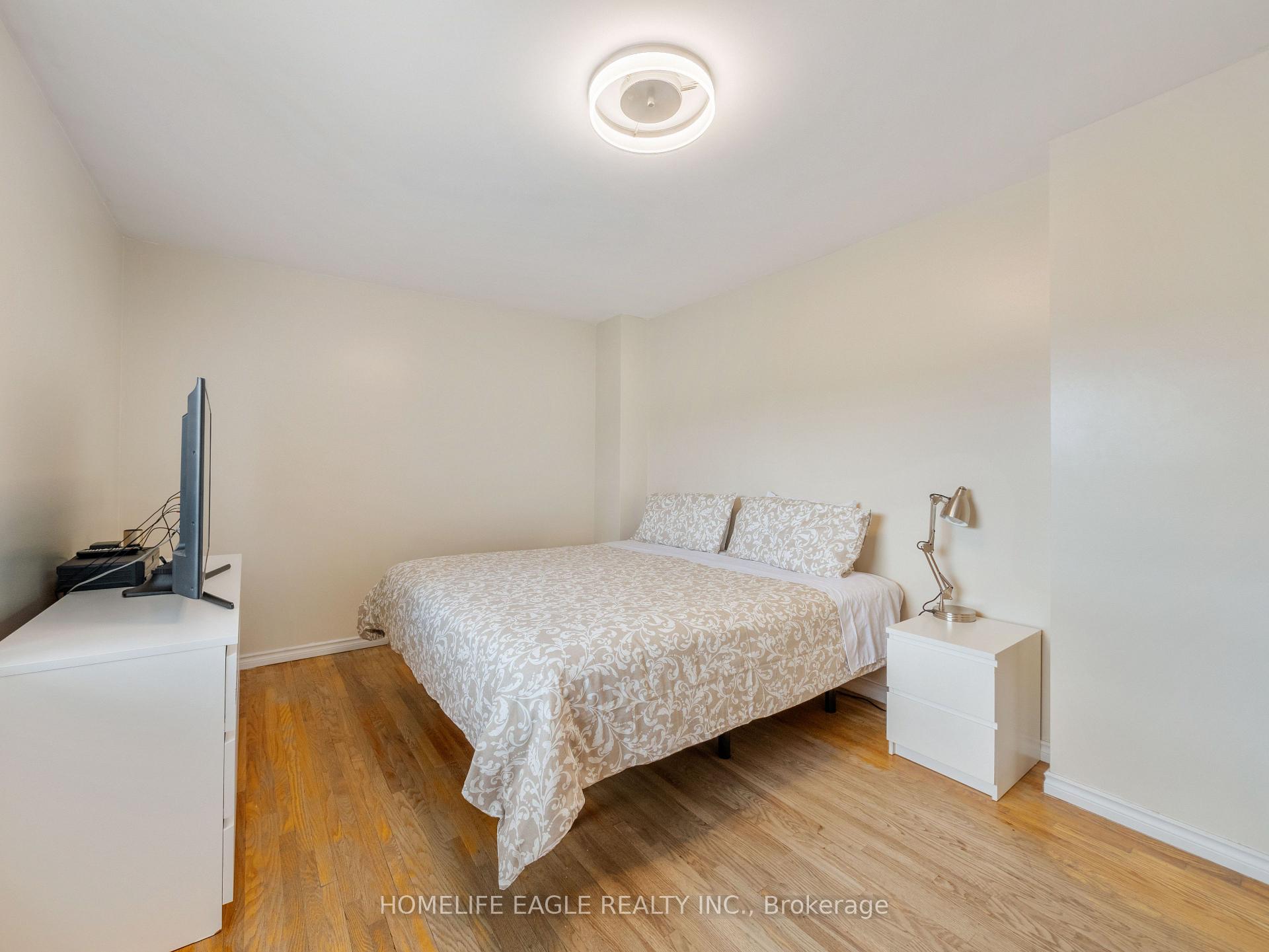 3 Bedrooms Condo at 7255 Dooley, Mississauga For sale